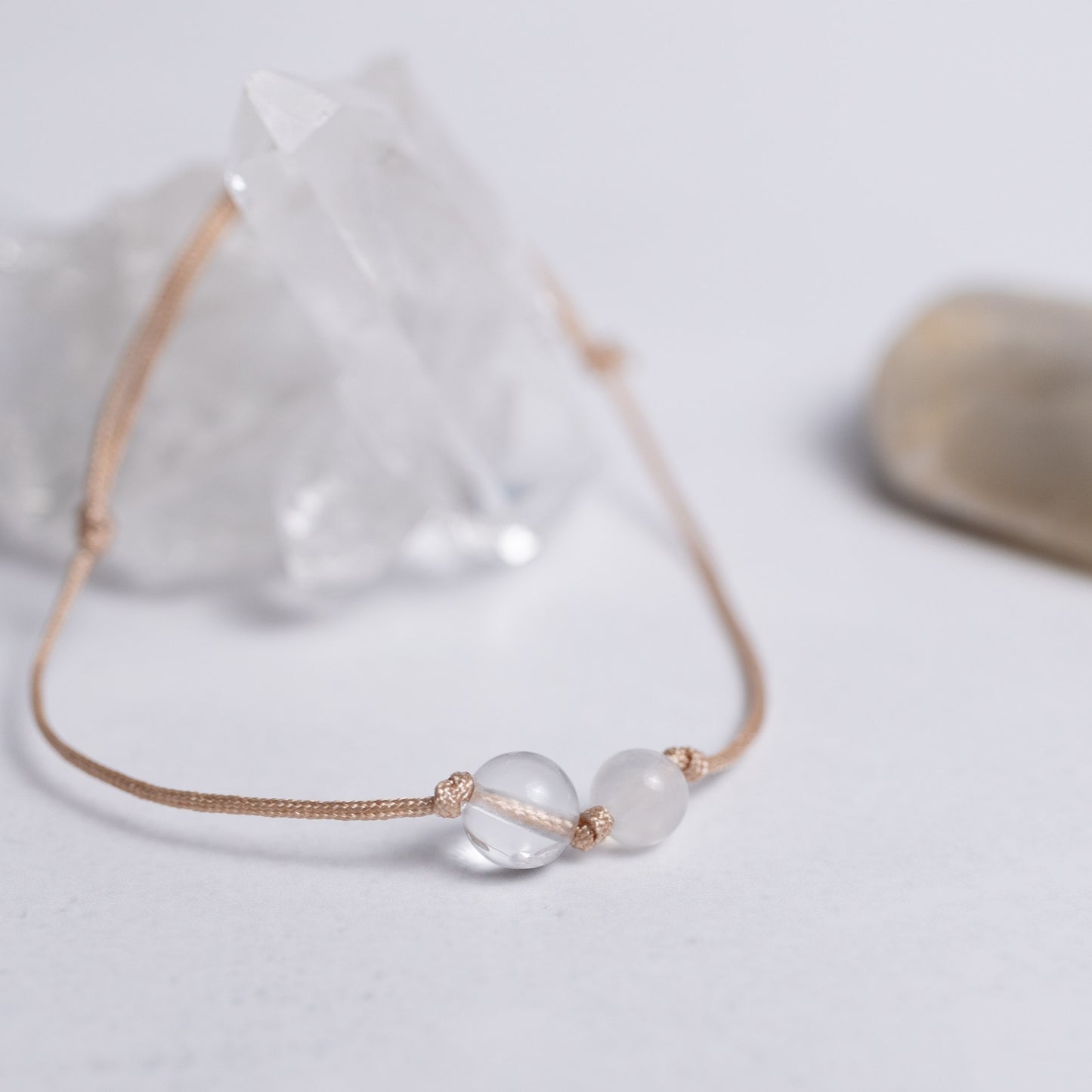 Zurück zu dir Armband mit Nylonband und je einer 6mm Perle aus Mondstein und Bergkristall – leichter Begleiter für Balance und Intuition