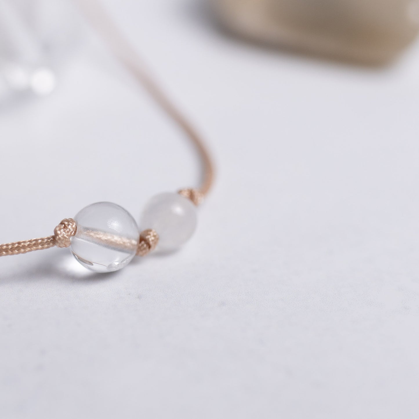 Zurück zu dir Armband mit Nylonband und je einer 6mm Perle aus Mondstein und Bergkristall – leichter Begleiter für Balance und Intuition