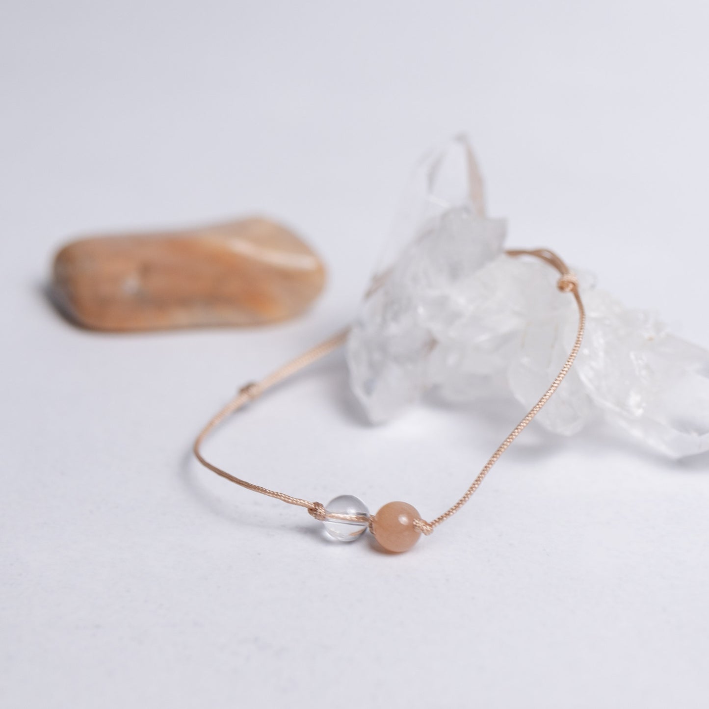 Zurück zu dir Armband mit Nylonband und je einer 6mm Perle aus Mondstein und Bergkristall – leichter Begleiter für Balance und Intuition