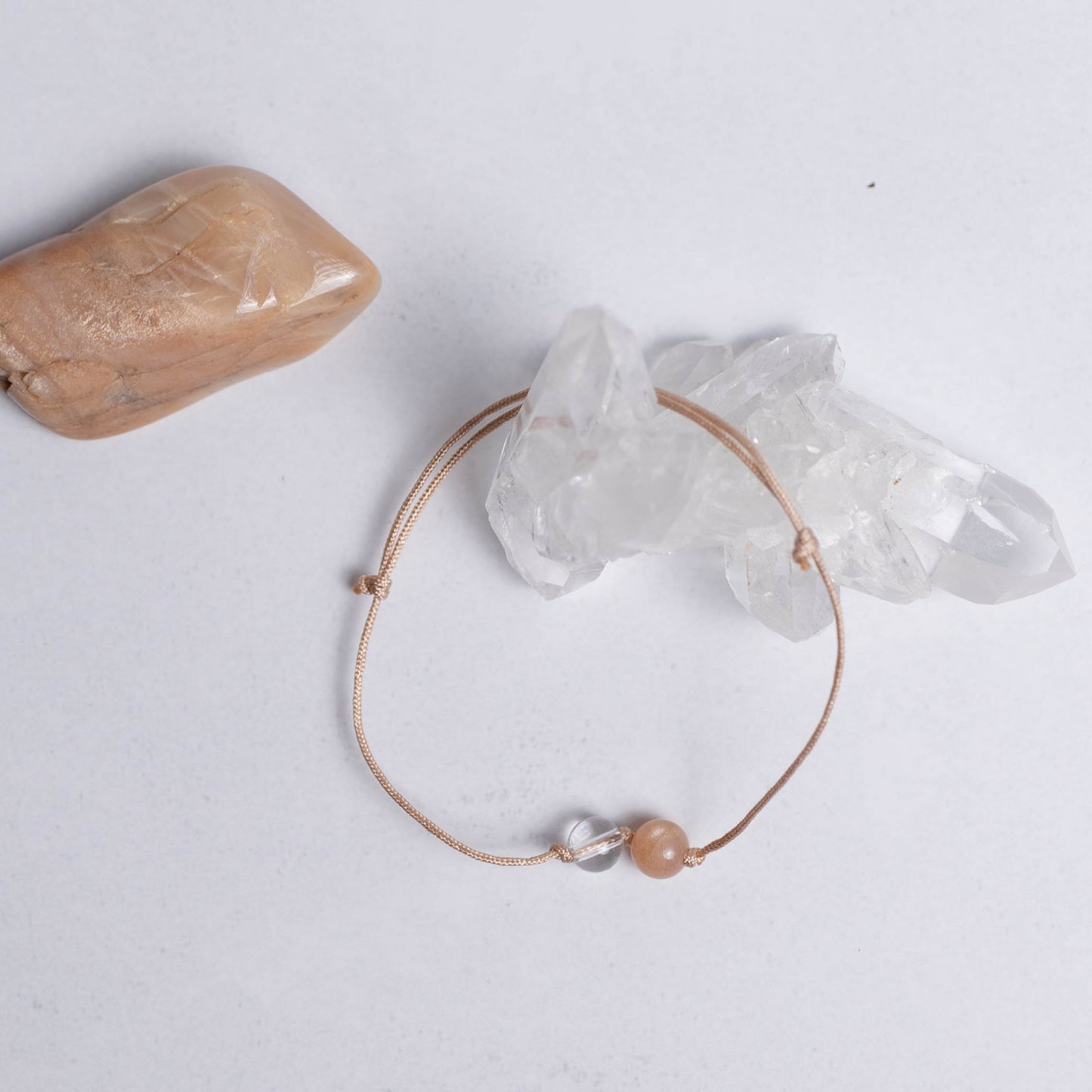 Zurück zu dir Armband mit Nylonband und je einer 6mm Perle aus Mondstein und Bergkristall – leichter Begleiter für Balance und Intuition