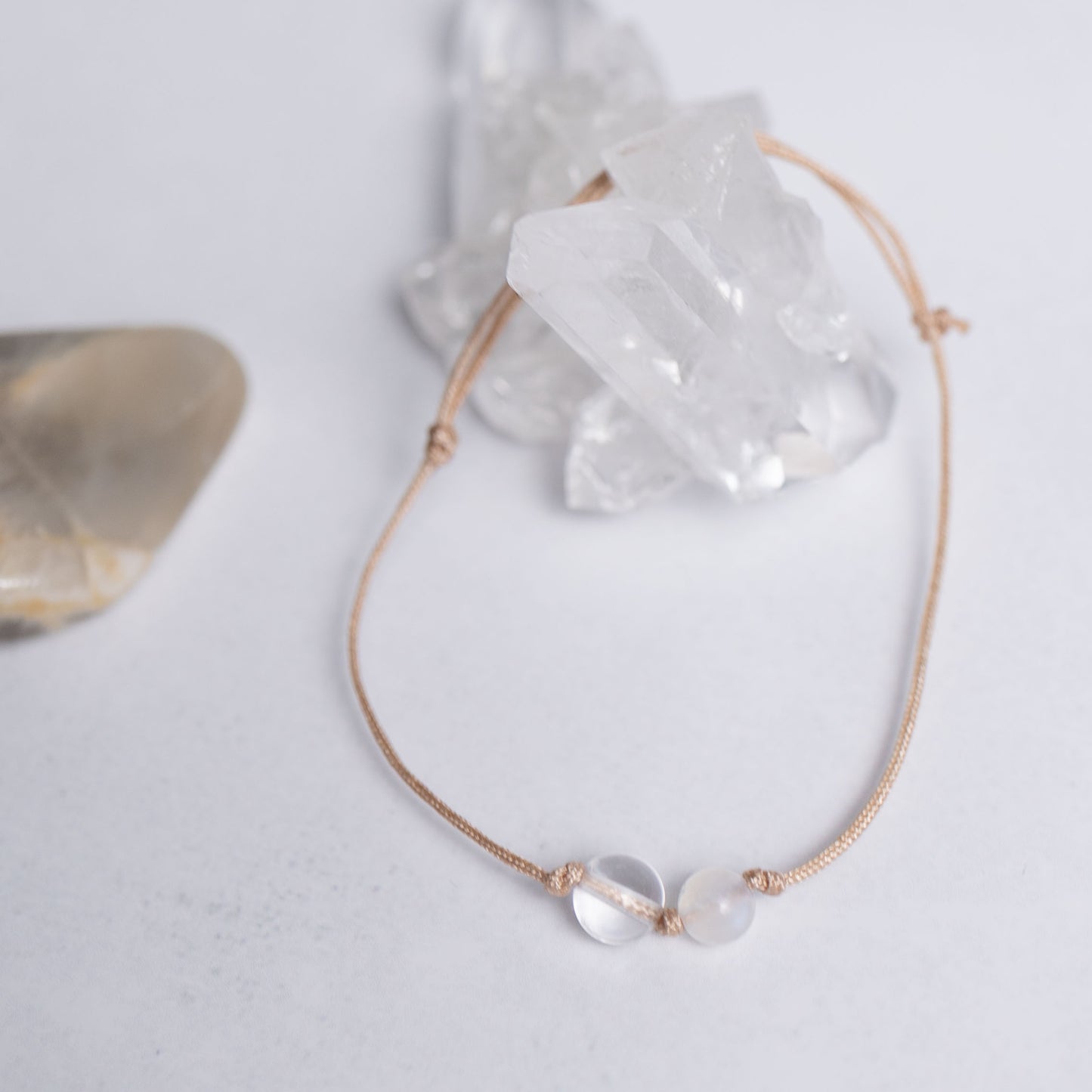 Zurück zu dir Armband mit Nylonband und je einer 6mm Perle aus Mondstein und Bergkristall – leichter Begleiter für Balance und Intuition