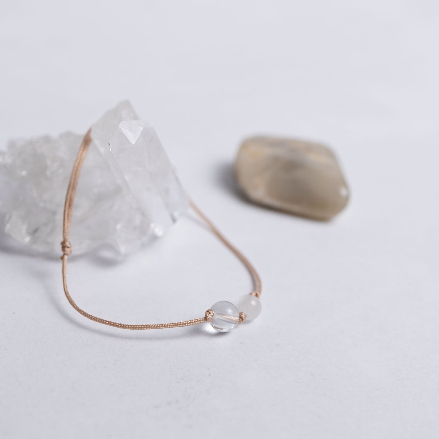 Zurück zu dir Armband mit Nylonband und je einer 6mm Perle aus Mondstein und Bergkristall – leichter Begleiter für Balance und Intuition