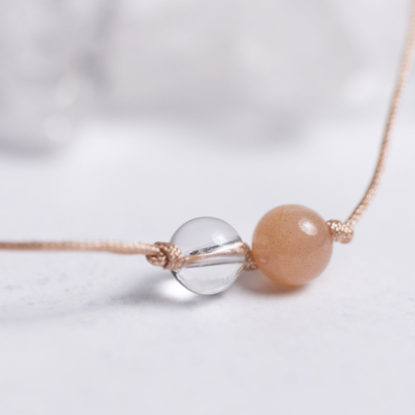 Zurück zu dir Armband mit Nylonband und je einer 6mm Perle aus Mondstein und Bergkristall – leichter Begleiter für Balance und Intuition