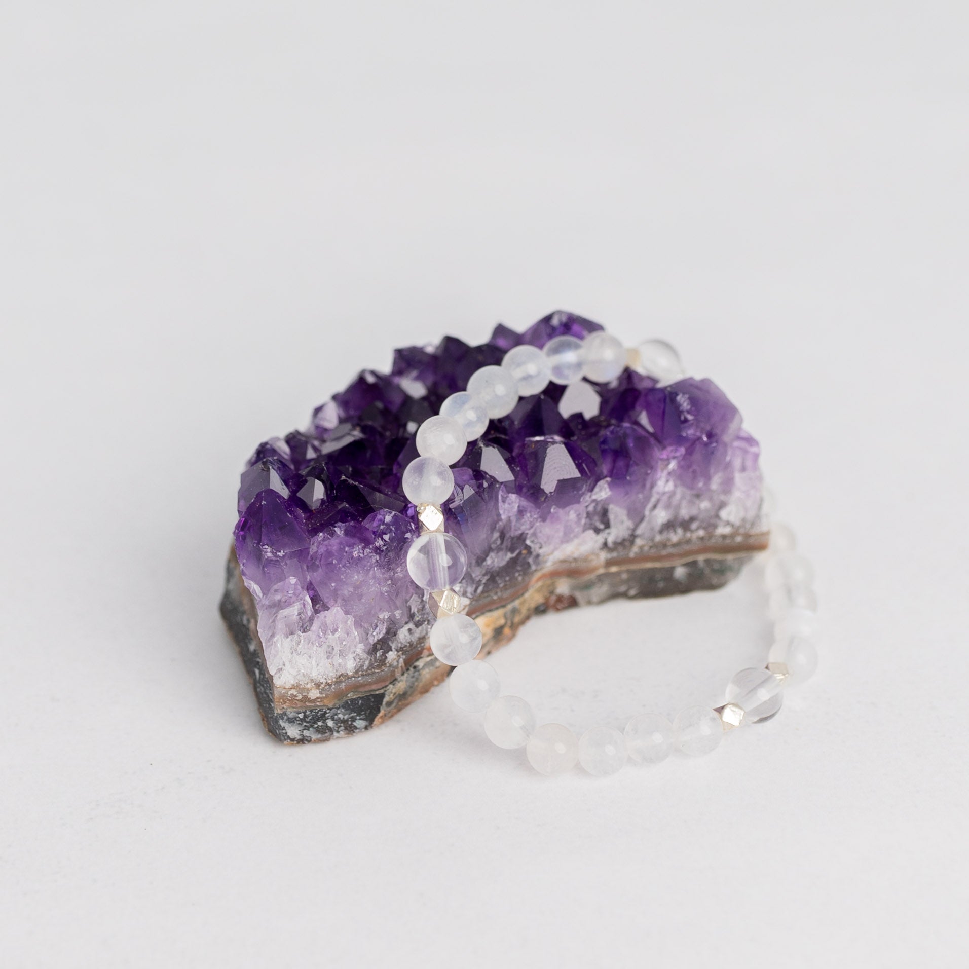 Amethyst Stufe – natürlicher Edelstein zur Dekoration & Energiearbeit. Harmonisiert Räume und bringt Ruhe & Klarheit