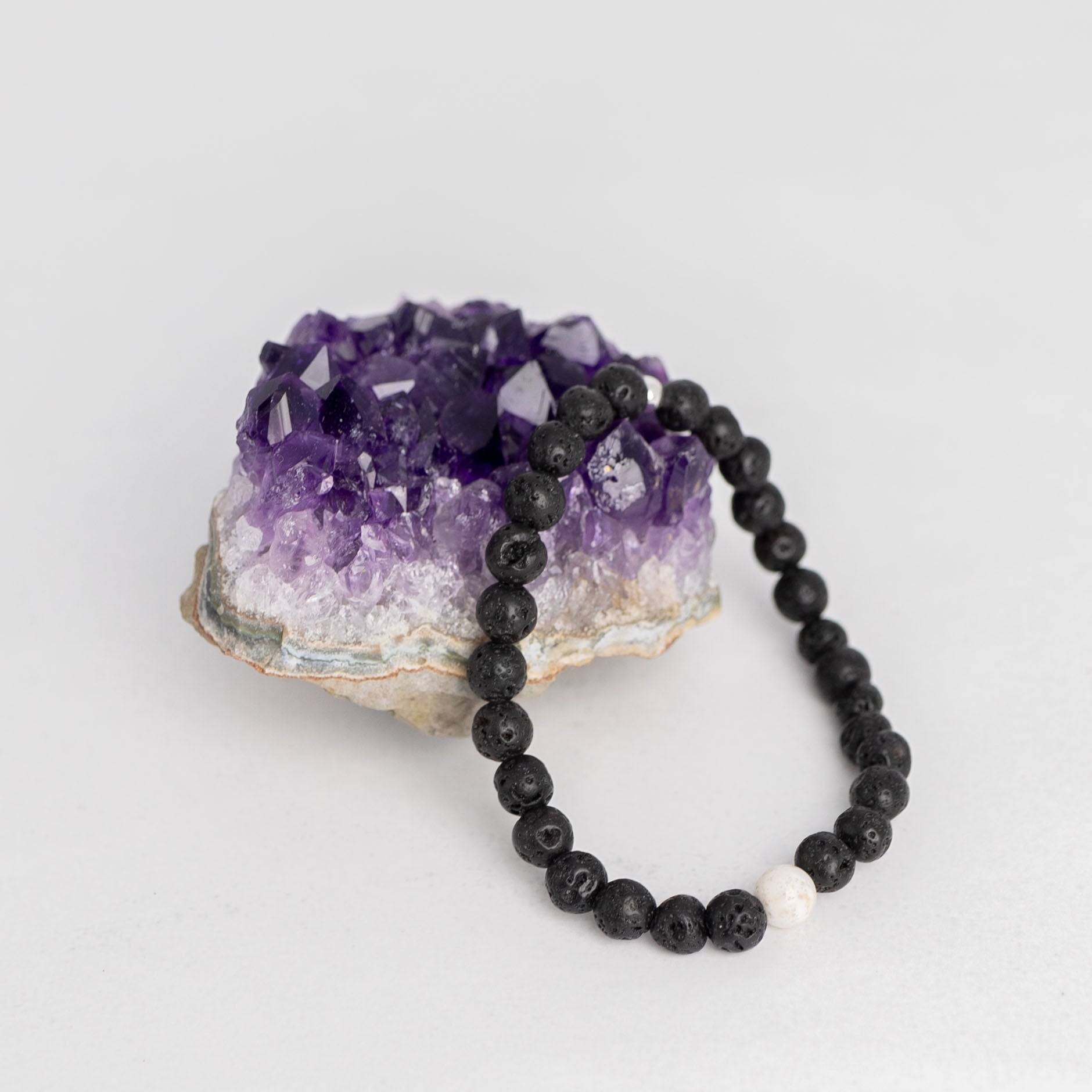 Amethyst Stufe – natürlicher Edelstein zur Dekoration & Energiearbeit. Harmonisiert Räume und bringt Ruhe & Klarheit