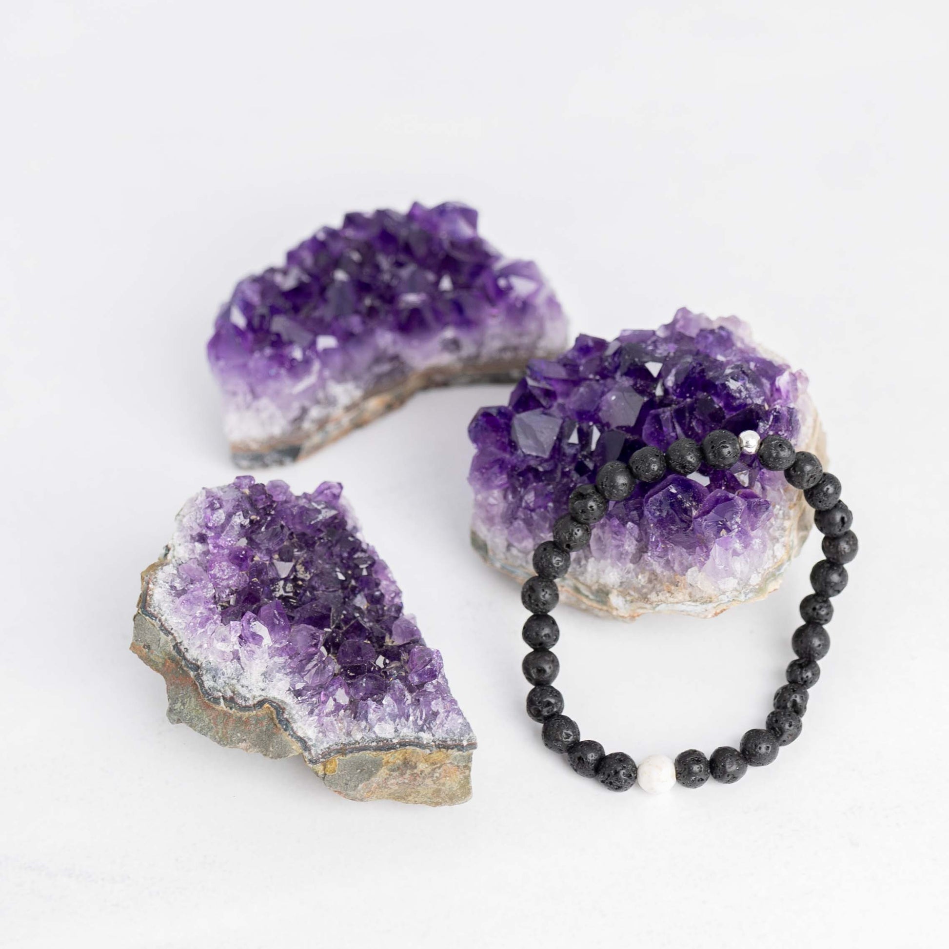 Amethyst Stufe – natürlicher Edelstein zur Dekoration & Energiearbeit. Harmonisiert Räume und bringt Ruhe & Klarheit