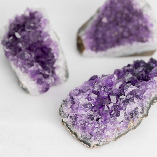 Amethyst Stufe – natürlicher Edelstein zur Dekoration & Energiearbeit. Harmonisiert Räume und bringt Ruhe & Klarheit.