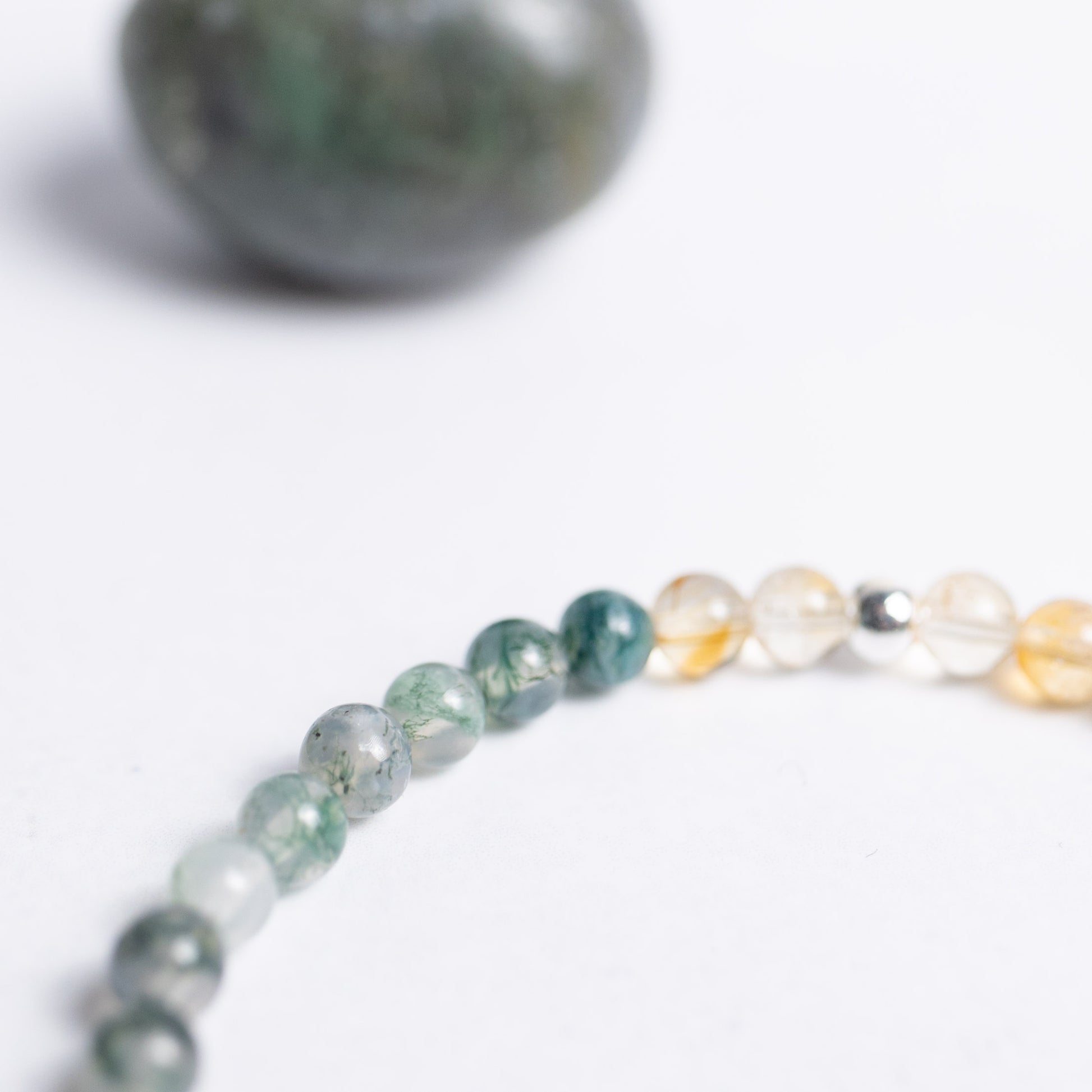 Armband mit 4 mm Perlen aus Citrin & Moosachat – Lass Los Kollektion. Unterstützt beim Befreien & Strahlen. Handgefertigt.