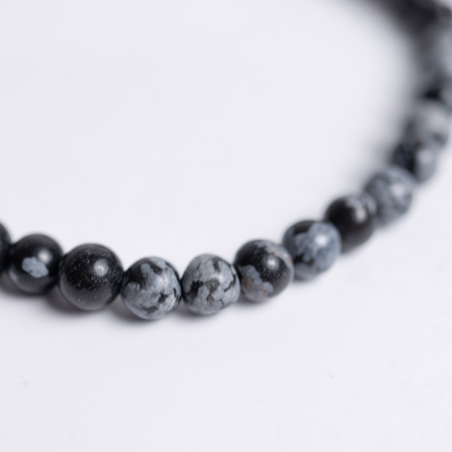 Feines 4mm Armband Tiefe Heilung – Schneeflockenobsidian und Lava für Transformation, Ruhe und Erdung