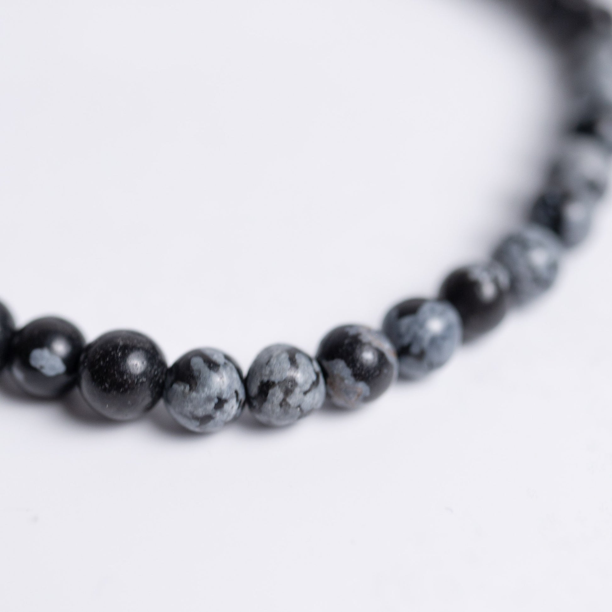Feines 4mm Armband Tiefe Heilung – Schneeflockenobsidian und Lava für Transformation, Ruhe und Erdung