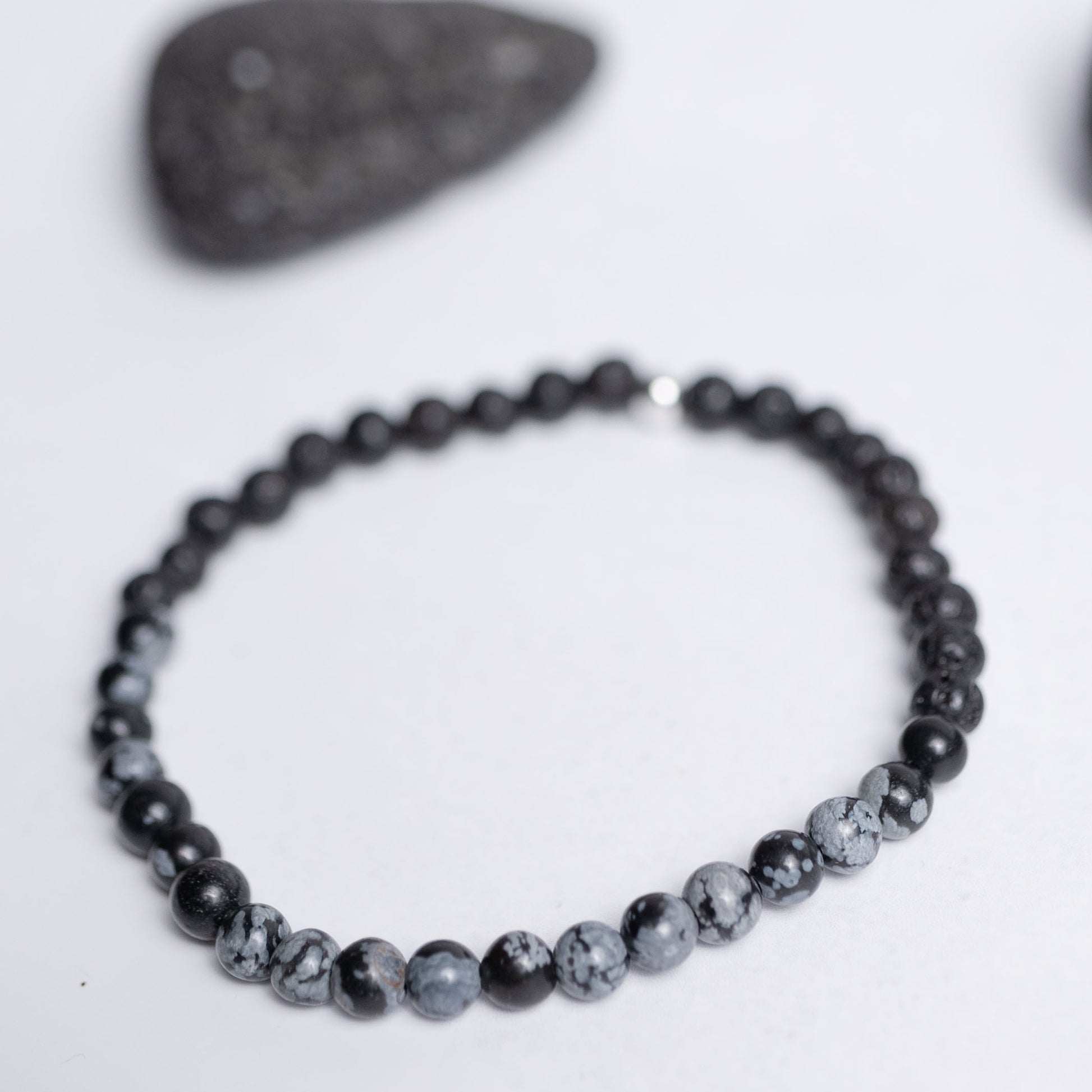 Feines 4mm Armband Tiefe Heilung – Schneeflockenobsidian und Lava für Transformation, Ruhe und Erdung