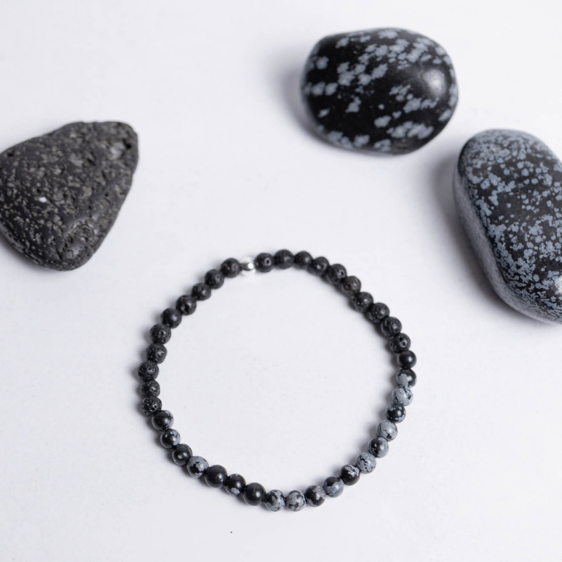 Feines 4mm Armband Tiefe Heilung – Schneeflockenobsidian und Lava für Transformation, Ruhe und Erdung
