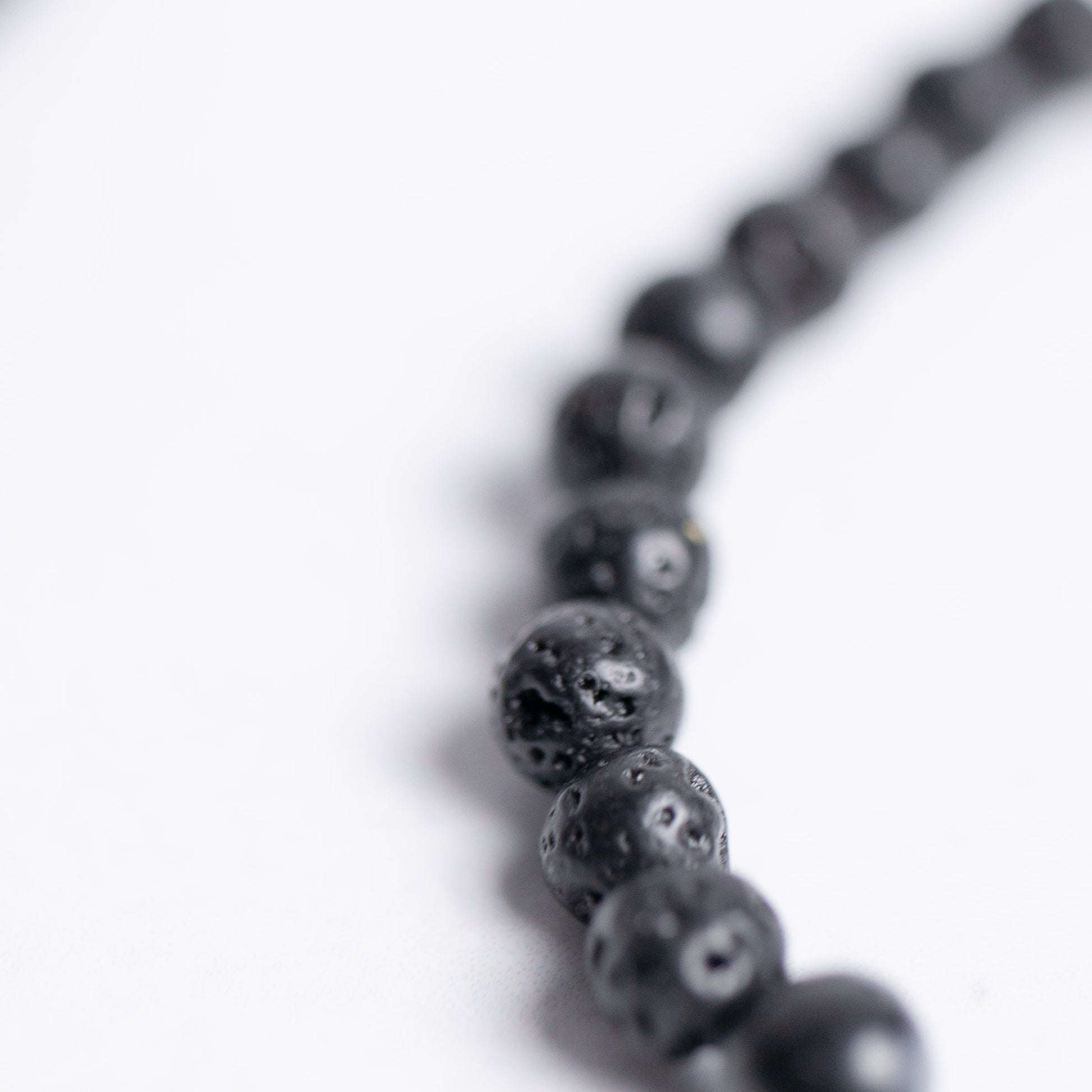 Feines 4mm Armband Tiefe Heilung – Schneeflockenobsidian und Lava für Transformation, Ruhe und Erdung