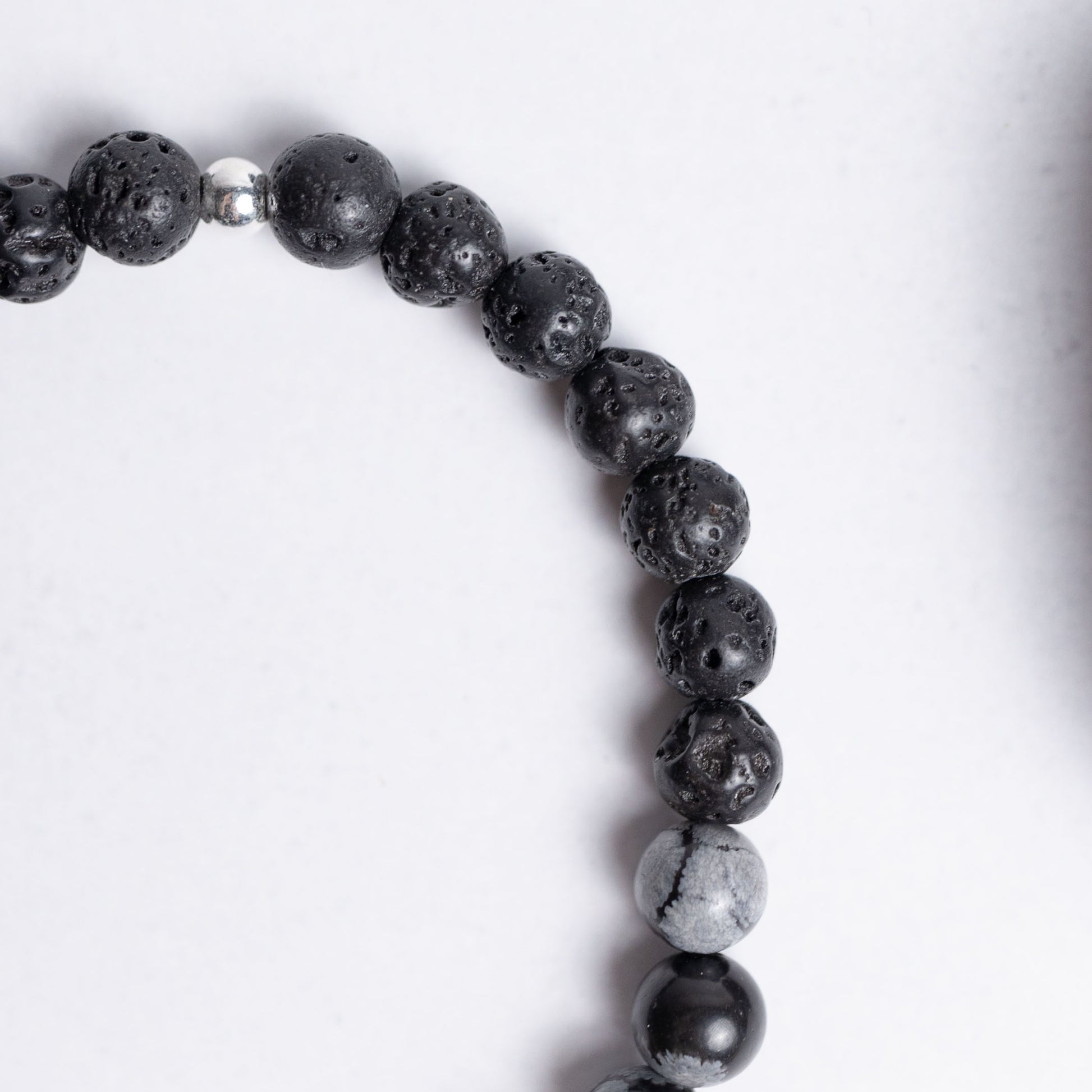 Armband Tiefe Heilung mit 6mm Edelsteinperlen aus Schneeflockenobsidian und Lava – für Erdung und innere Stärke