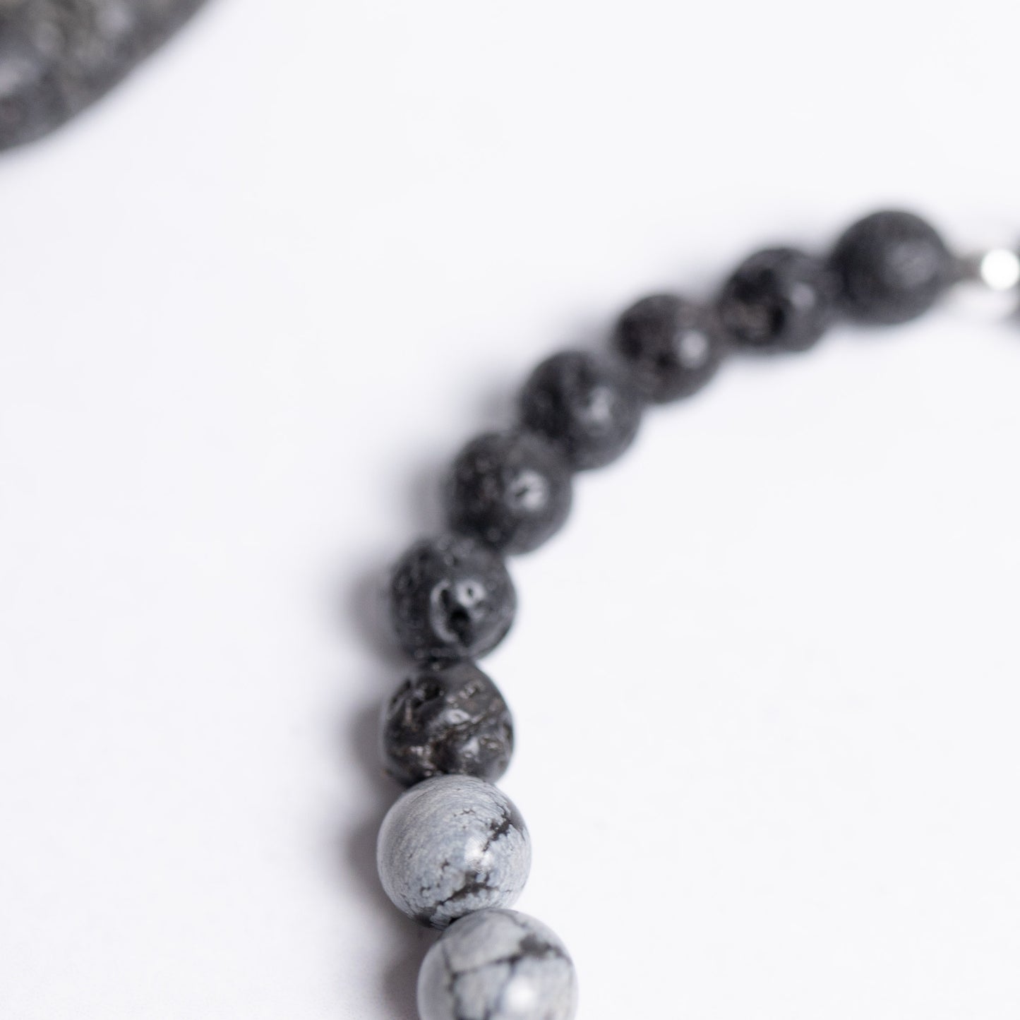 Armband Tiefe Heilung mit 6mm Edelsteinperlen aus Schneeflockenobsidian und Lava – für Erdung und innere Stärke