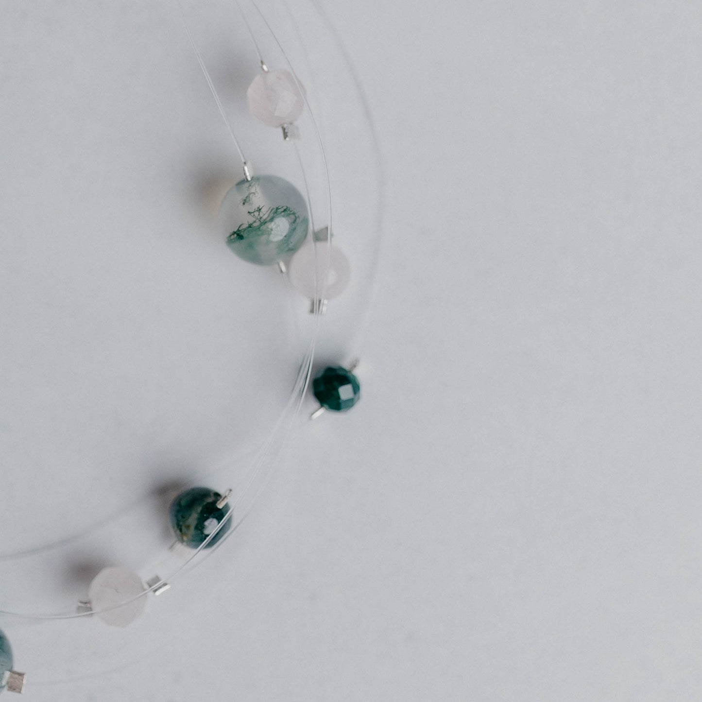 Armband „Linea“ – elegante Schmuckkette mit 5 transparenten Nylonbändern und Edelsteinperlen. Handgefertigt von Moonlight Edelsteine.