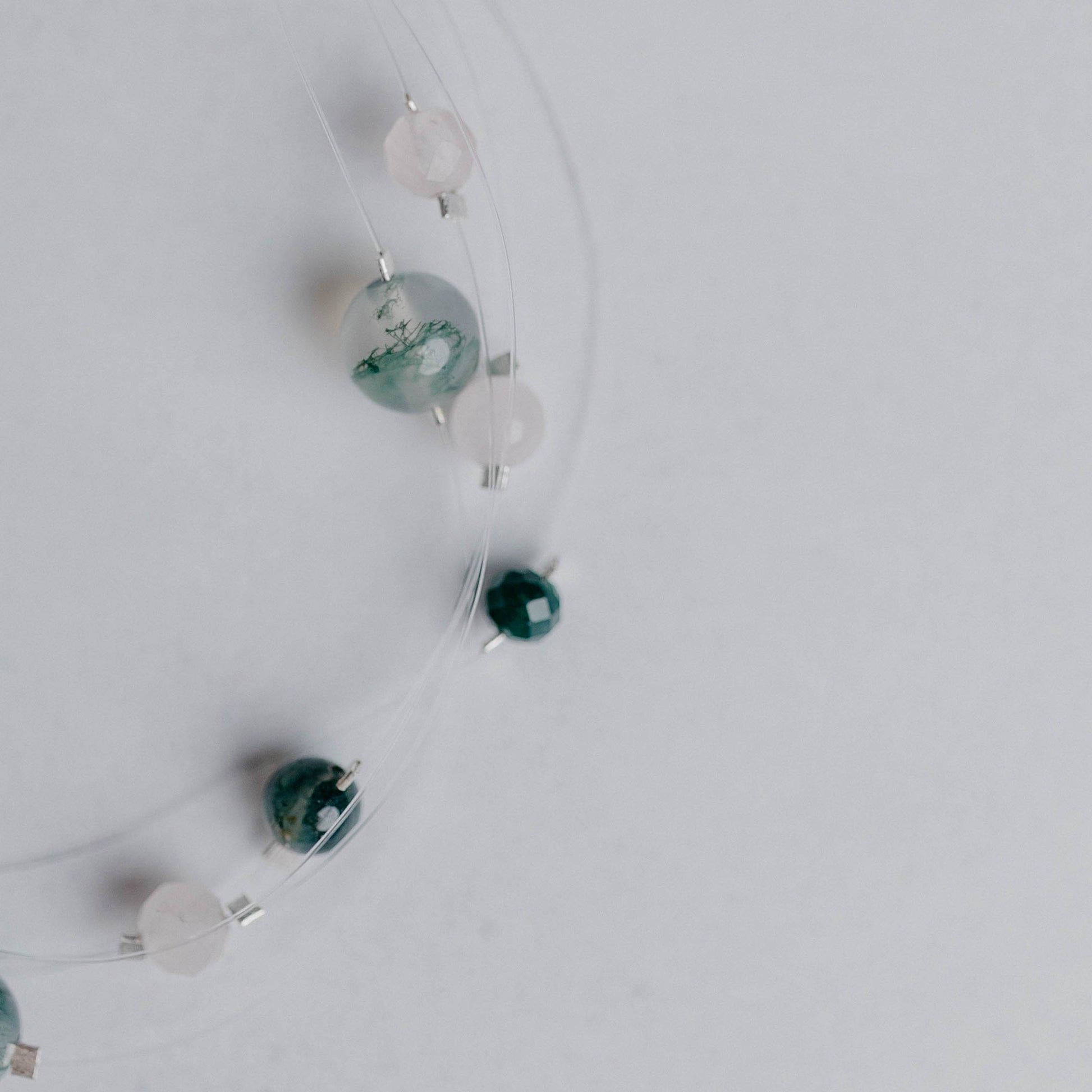 Armband „Linea“ – elegante Schmuckkette mit 5 transparenten Nylonbändern und Edelsteinperlen. Handgefertigt von Moonlight Edelsteine.