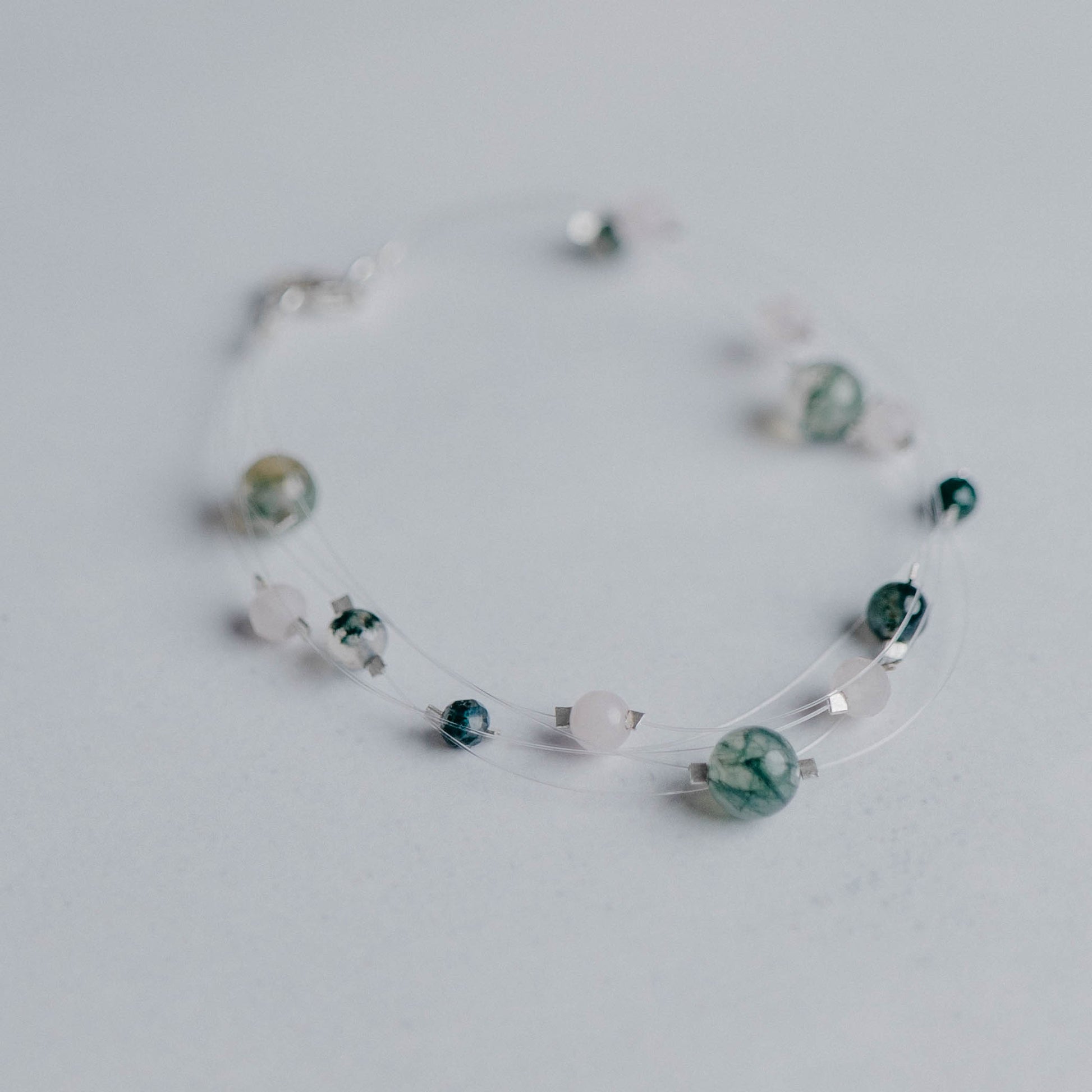 Armband „Linea“ – elegante Schmuckkette mit 5 transparenten Nylonbändern und Edelsteinperlen. Handgefertigt von Moonlight Edelsteine.