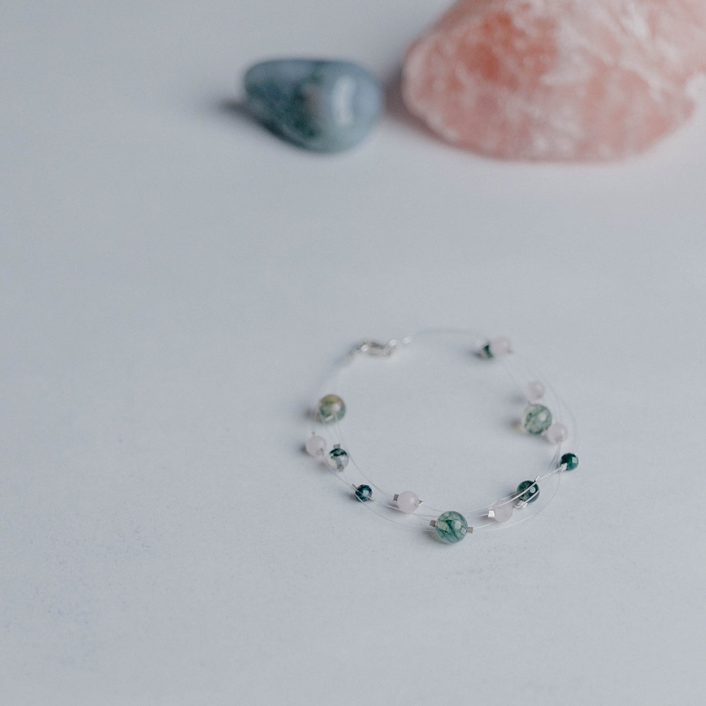 Armband „Linea“ – elegante Schmuckkette mit 5 transparenten Nylonbändern und Edelsteinperlen. Handgefertigt von Moonlight Edelsteine.