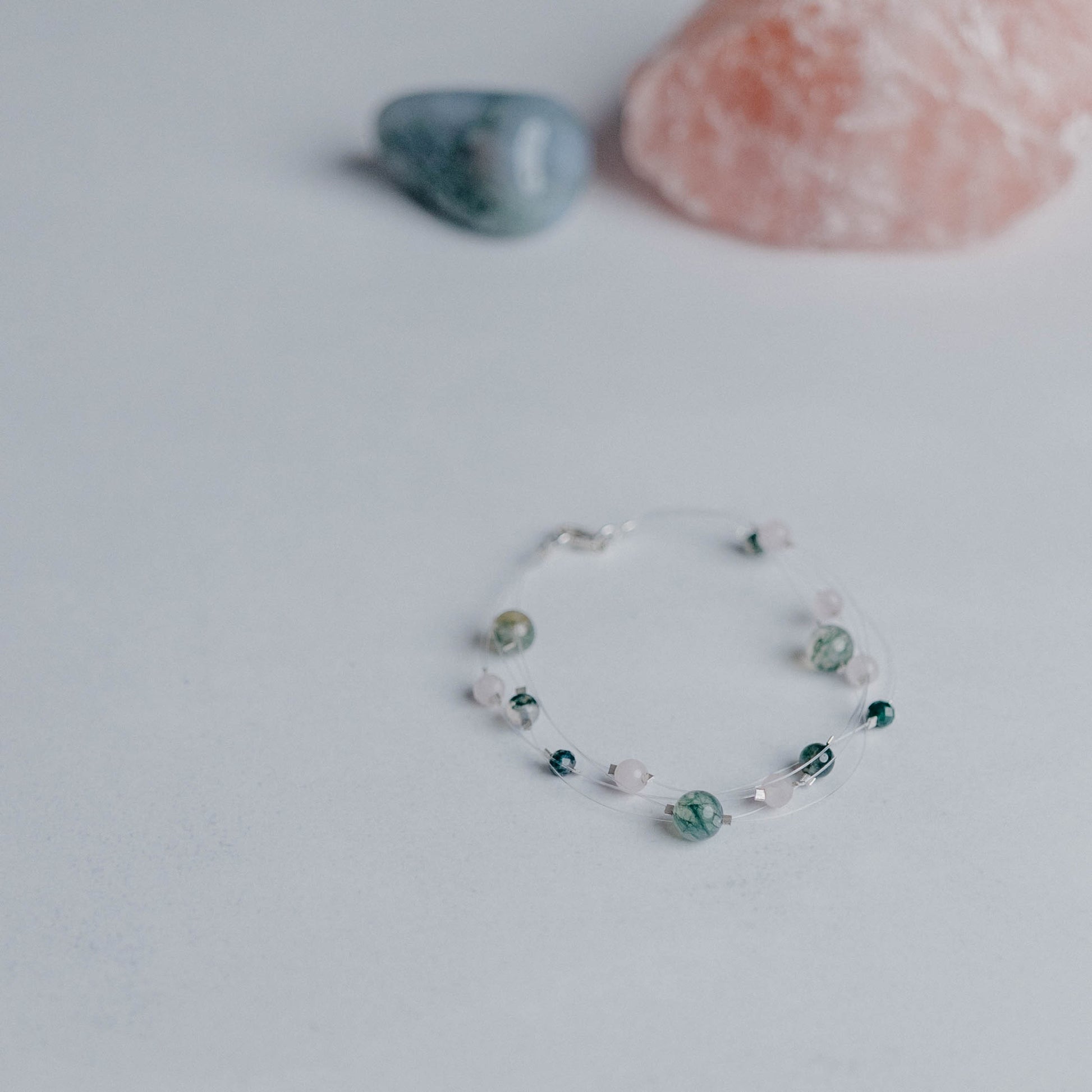 Armband „Linea“ – elegante Schmuckkette mit 5 transparenten Nylonbändern und Edelsteinperlen. Handgefertigt von Moonlight Edelsteine.