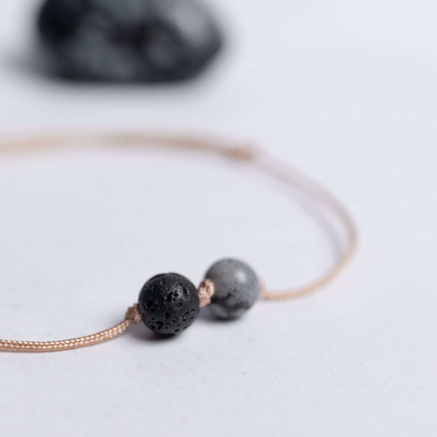 Nylonarmband Tiefe Heilung mit zwei 6mm Edelstein-Perlen Schneeflockenobsidian und Lava – schlichter Alltagsbegleiter