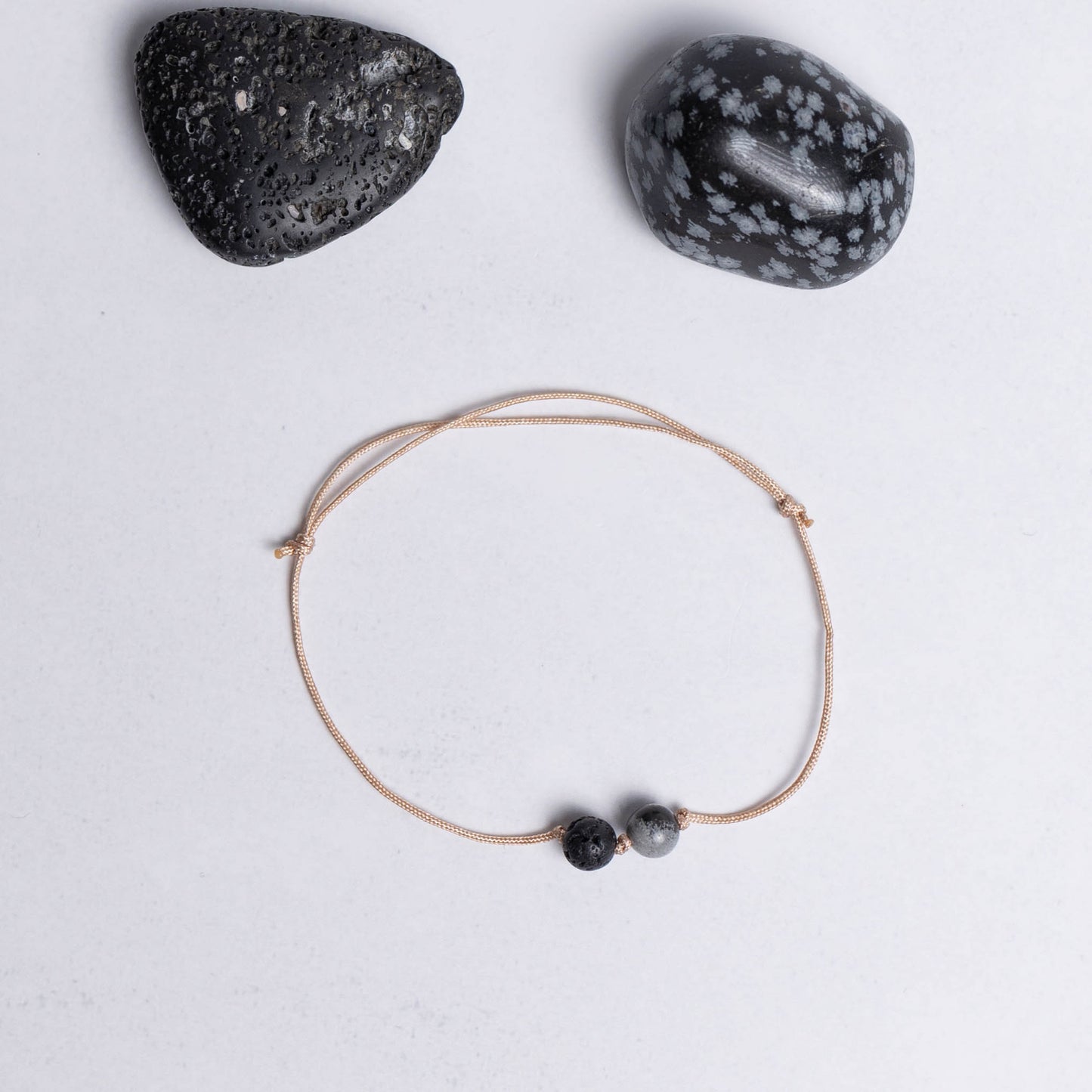 Nylonarmband Tiefe Heilung mit zwei 6mm Edelstein-Perlen Schneeflockenobsidian und Lava – schlichter Alltagsbegleiter