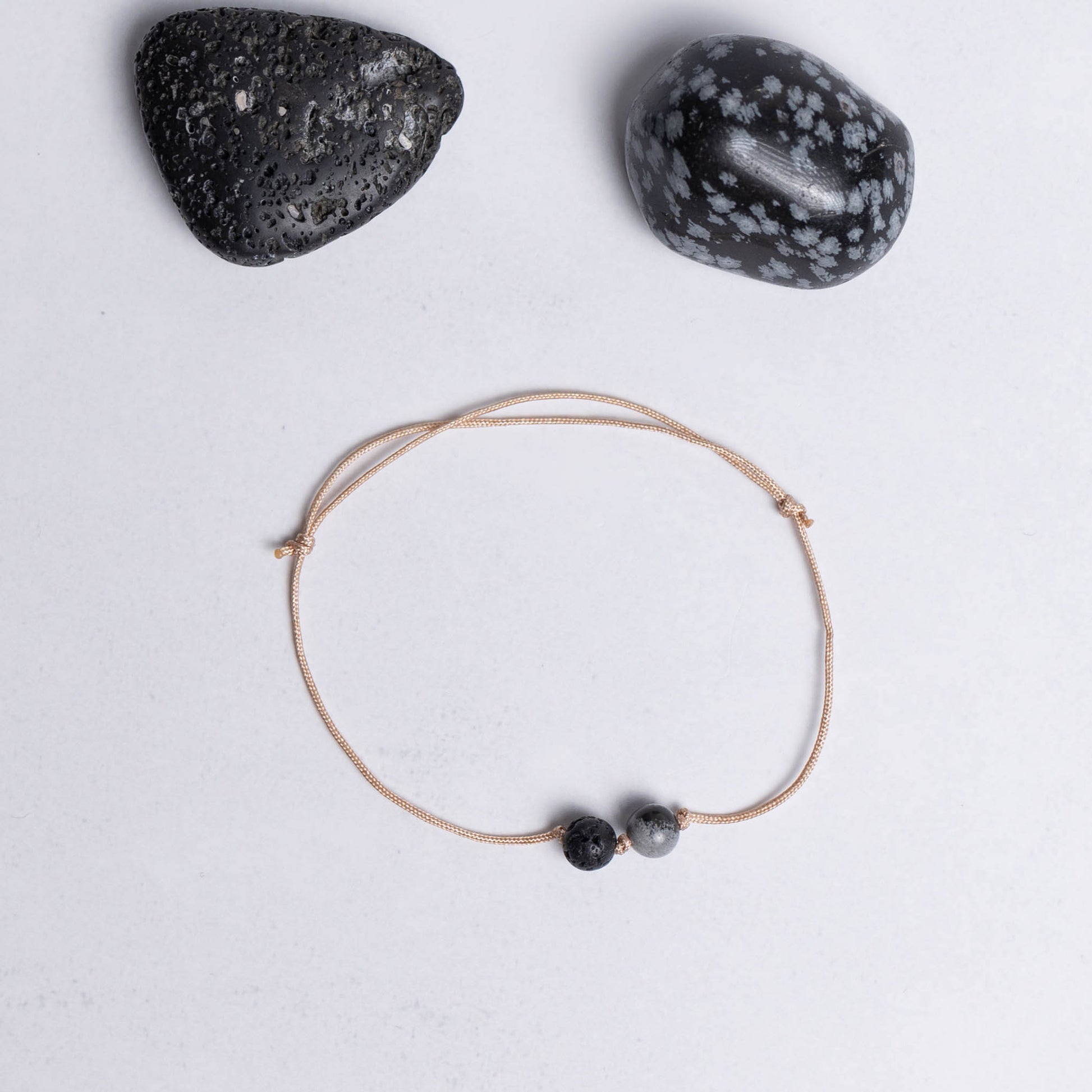 Nylonarmband Tiefe Heilung mit zwei 6mm Edelstein-Perlen Schneeflockenobsidian und Lava – schlichter Alltagsbegleiter