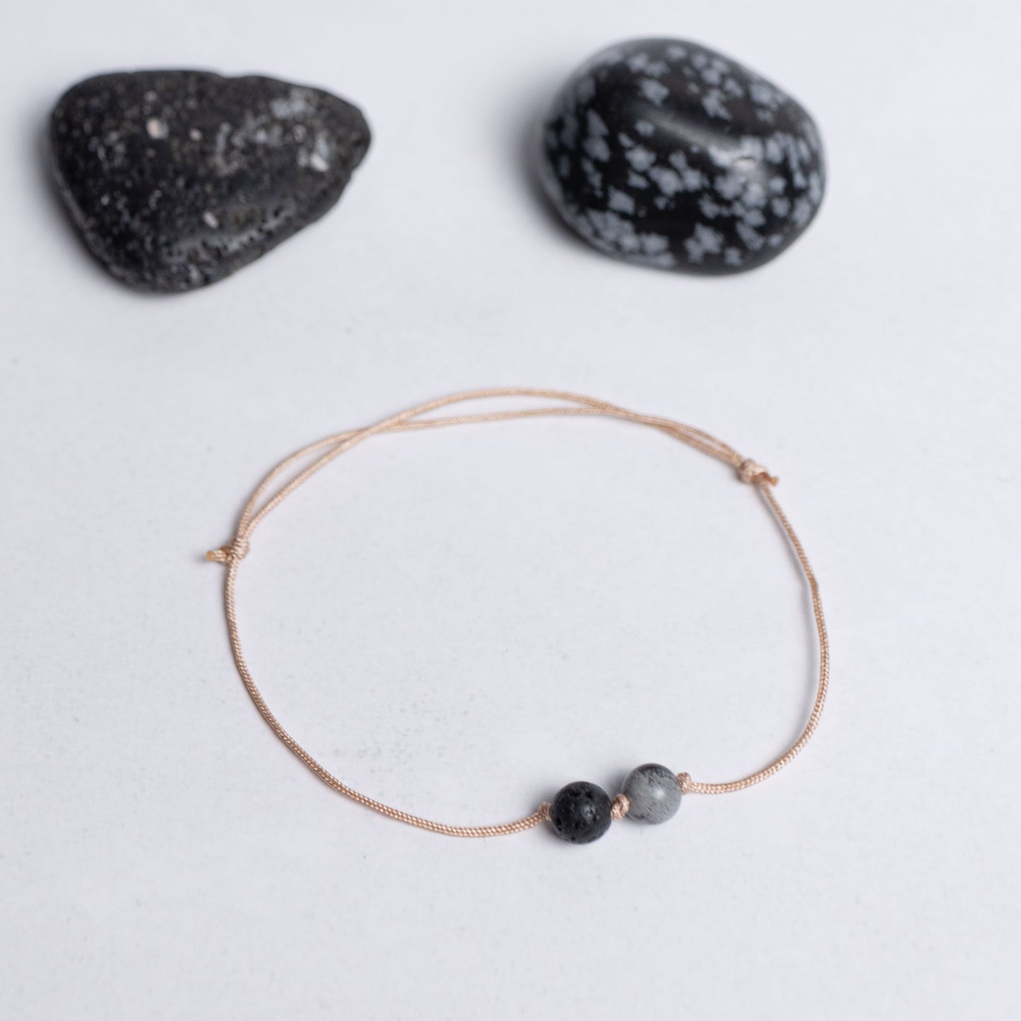 Nylonarmband Tiefe Heilung mit zwei 6mm Edelstein-Perlen Schneeflockenobsidian und Lava – schlichter Alltagsbegleiter