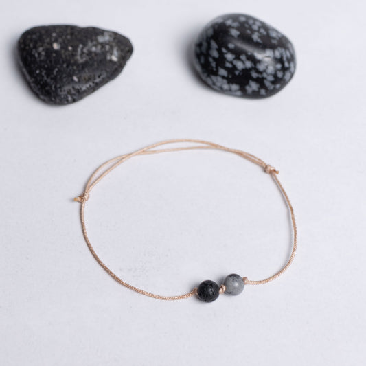 Nylonarmband Tiefe Heilung mit zwei 6mm Edelstein-Perlen Schneeflockenobsidian und Lava – schlichter Alltagsbegleiter