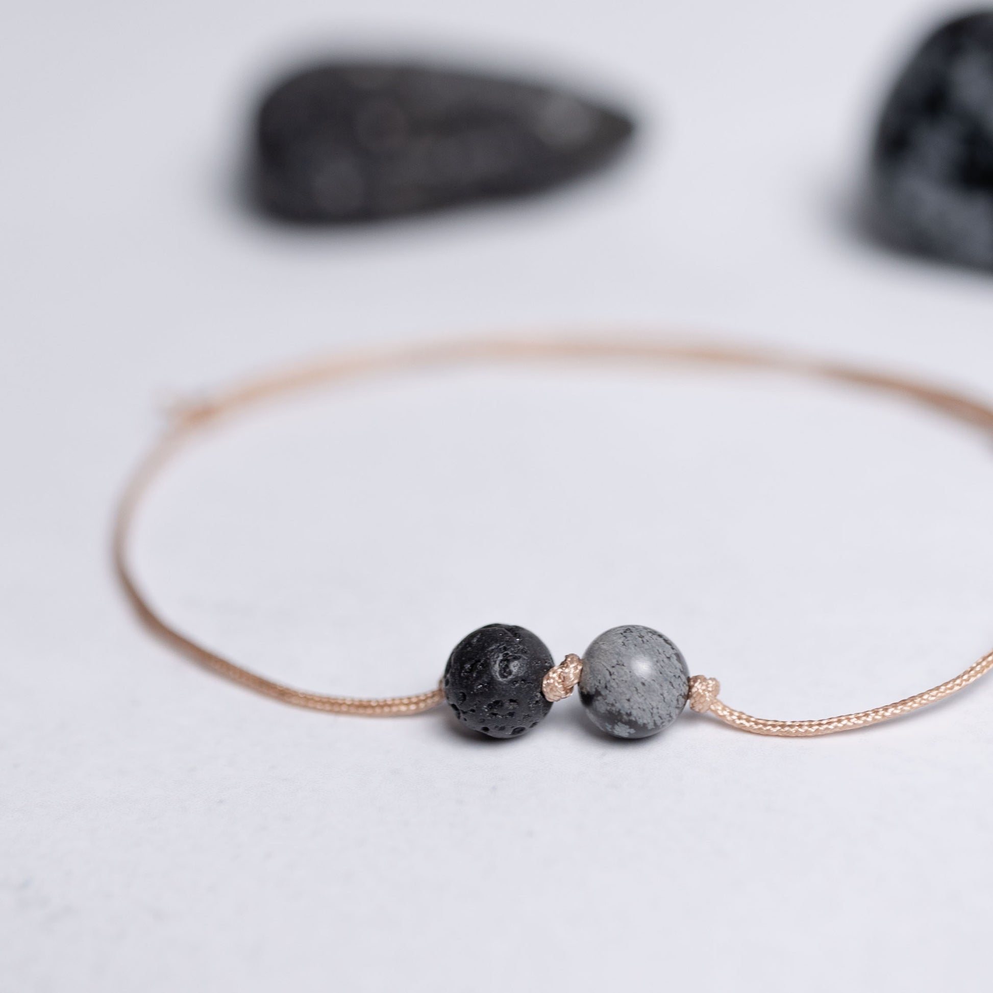 Nylonarmband Tiefe Heilung mit zwei 6mm Edelstein-Perlen Schneeflockenobsidian und Lava – schlichter Alltagsbegleiter