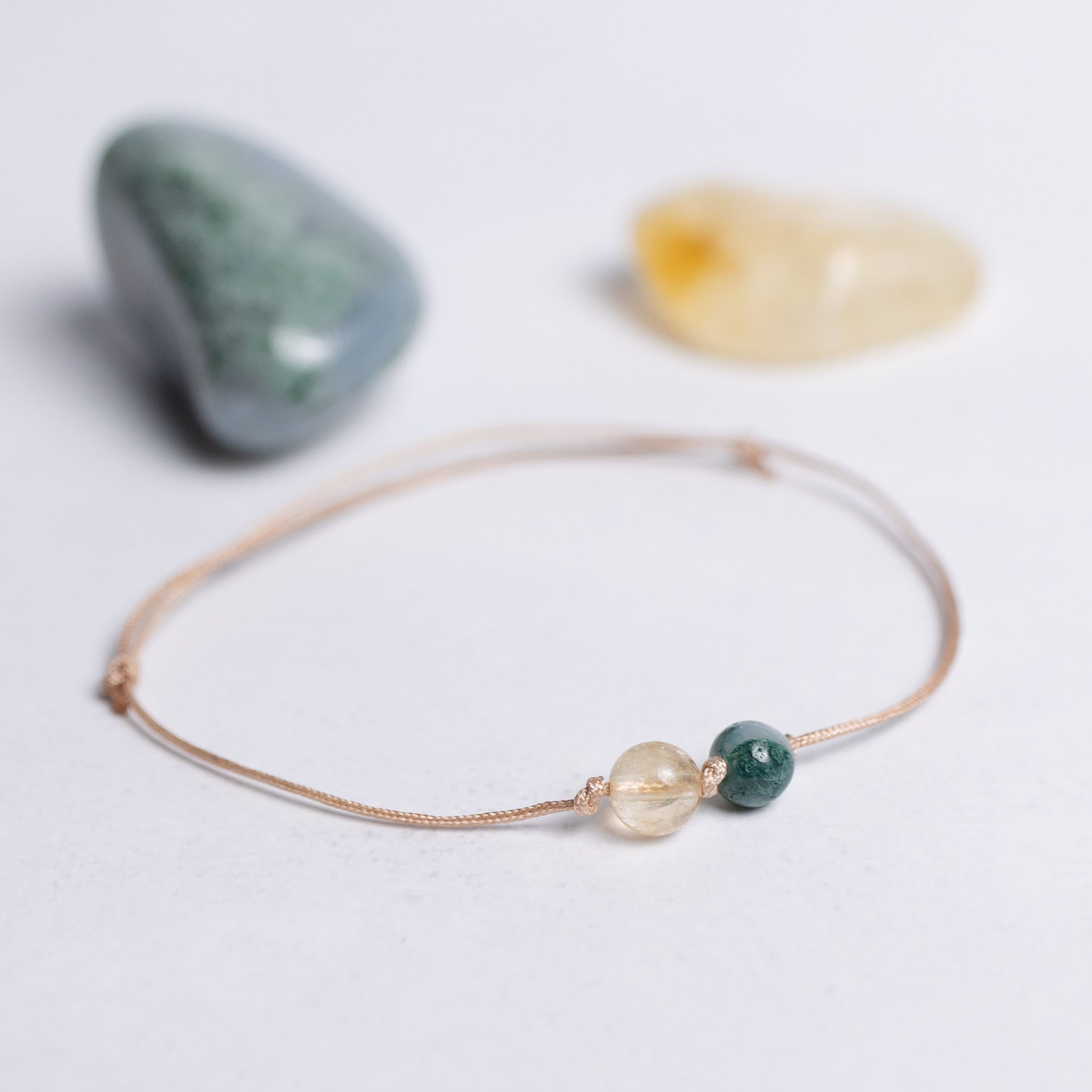 Armband auf Nylonband mit je einer 6 mm Perle aus Citrin & Moosachat – Lass Los Kollektion. Minimalistisch & kraftvoll.