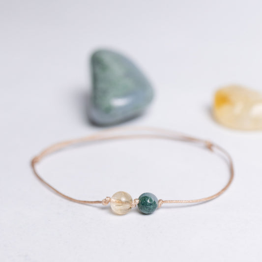 Armband auf Nylonband mit je einer 6 mm Perle aus Citrin & Moosachat – Lass Los Kollektion. Minimalistisch & kraftvoll.