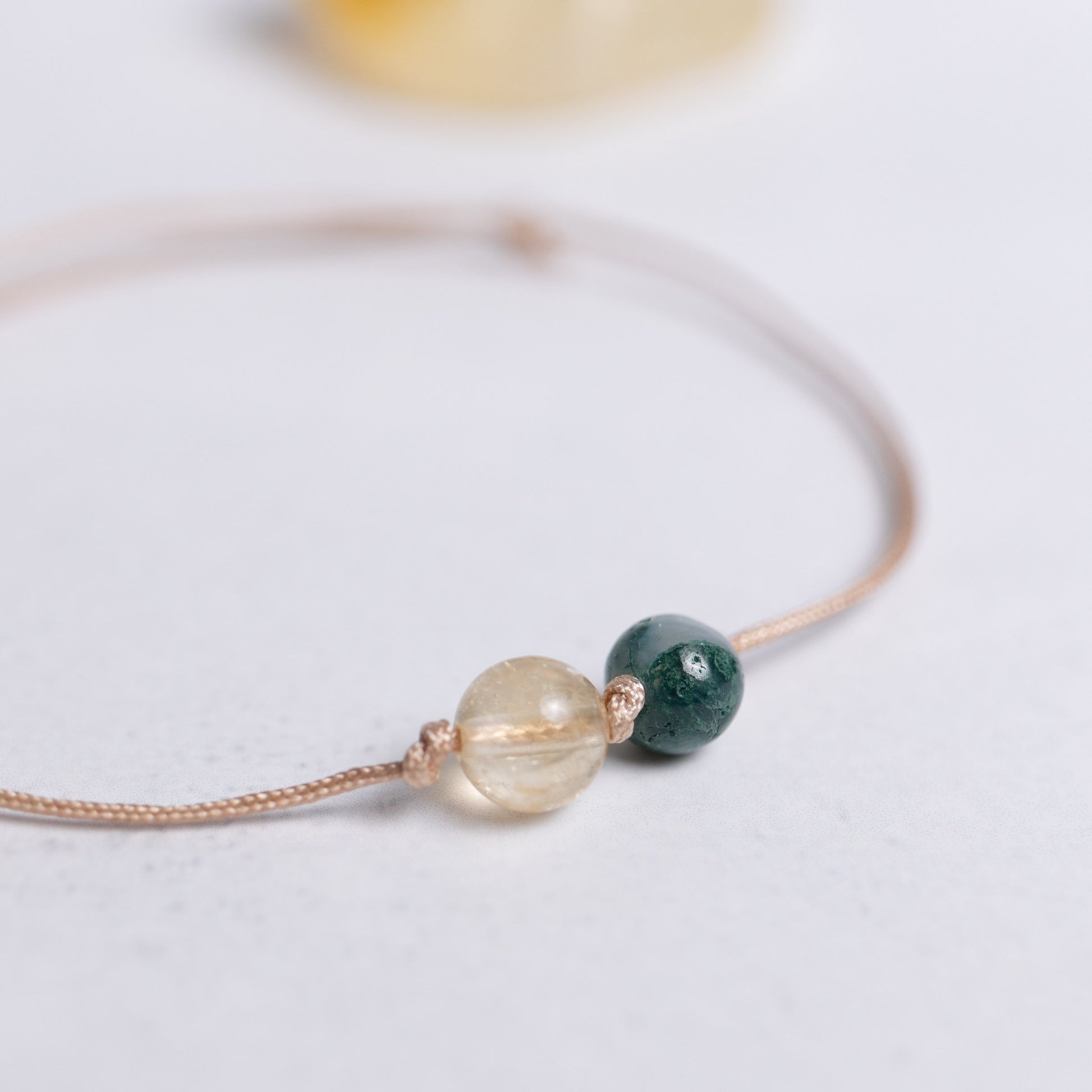 Armband auf Nylonband mit je einer 6 mm Perle aus Citrin & Moosachat – Lass Los Kollektion. Minimalistisch & kraftvoll.