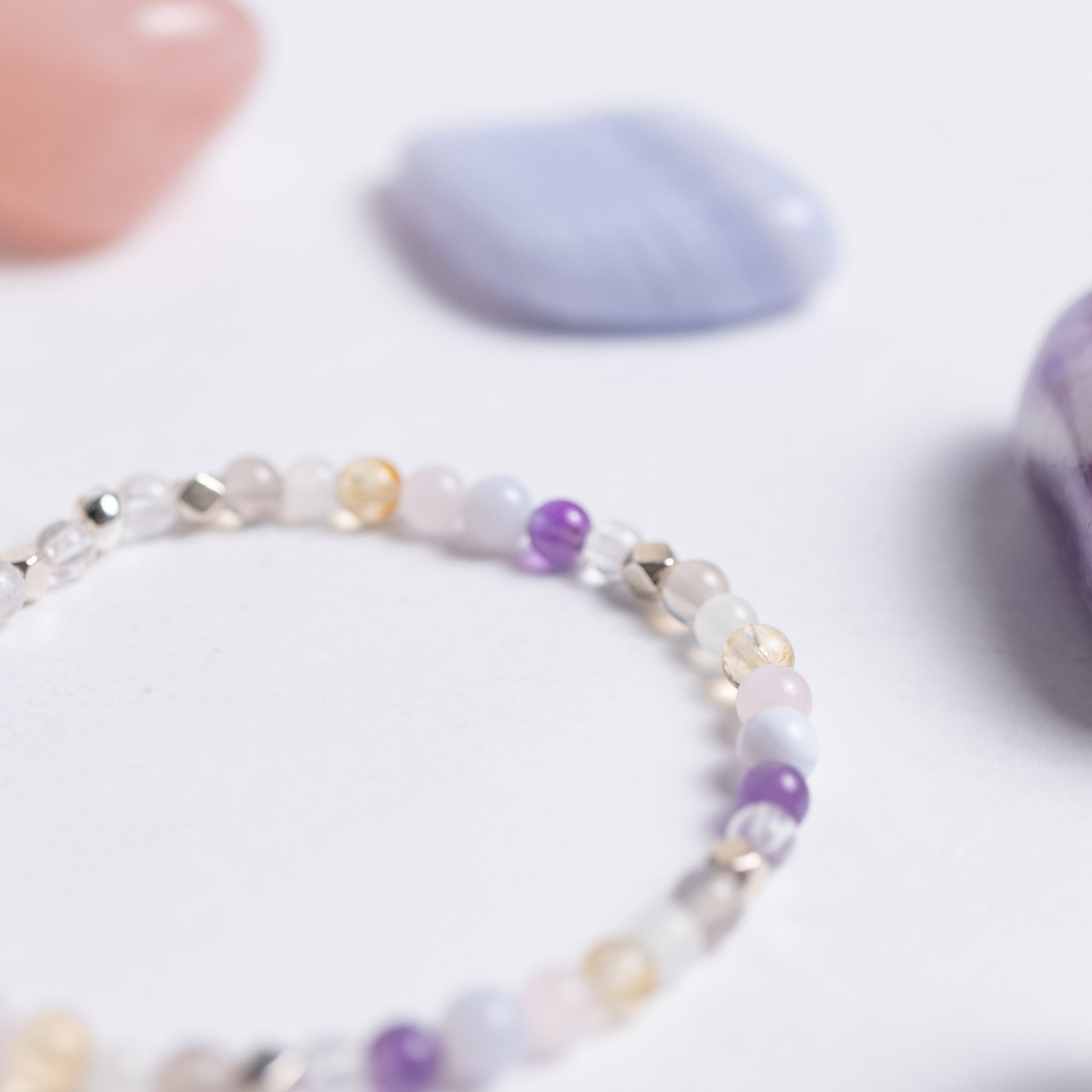 Chakra Armband mit 4mm Perlen – sieben Edelsteine für Harmonie, Balance und die Aktivierung aller Chakren