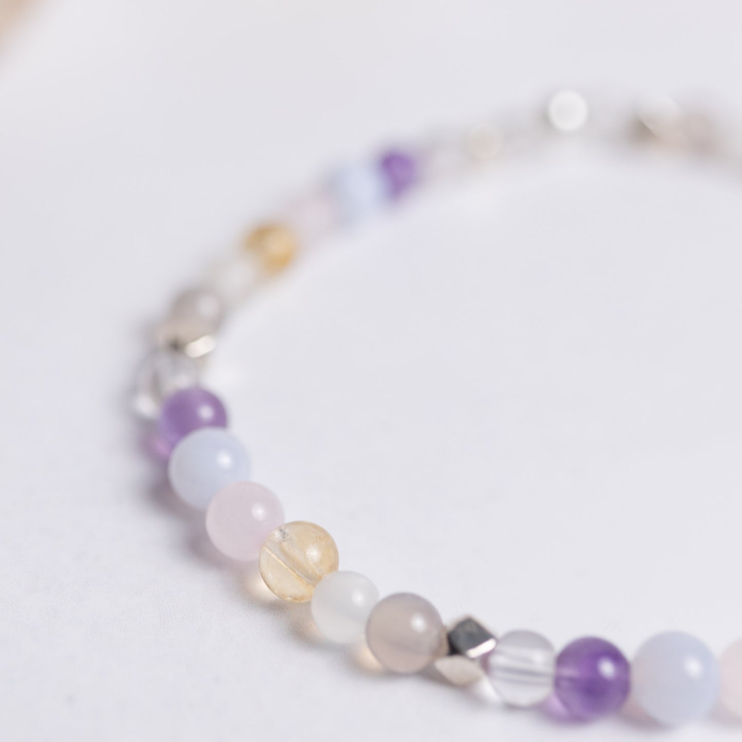 Chakra Armband mit 4mm Perlen – sieben Edelsteine für Harmonie, Balance und die Aktivierung aller Chakren