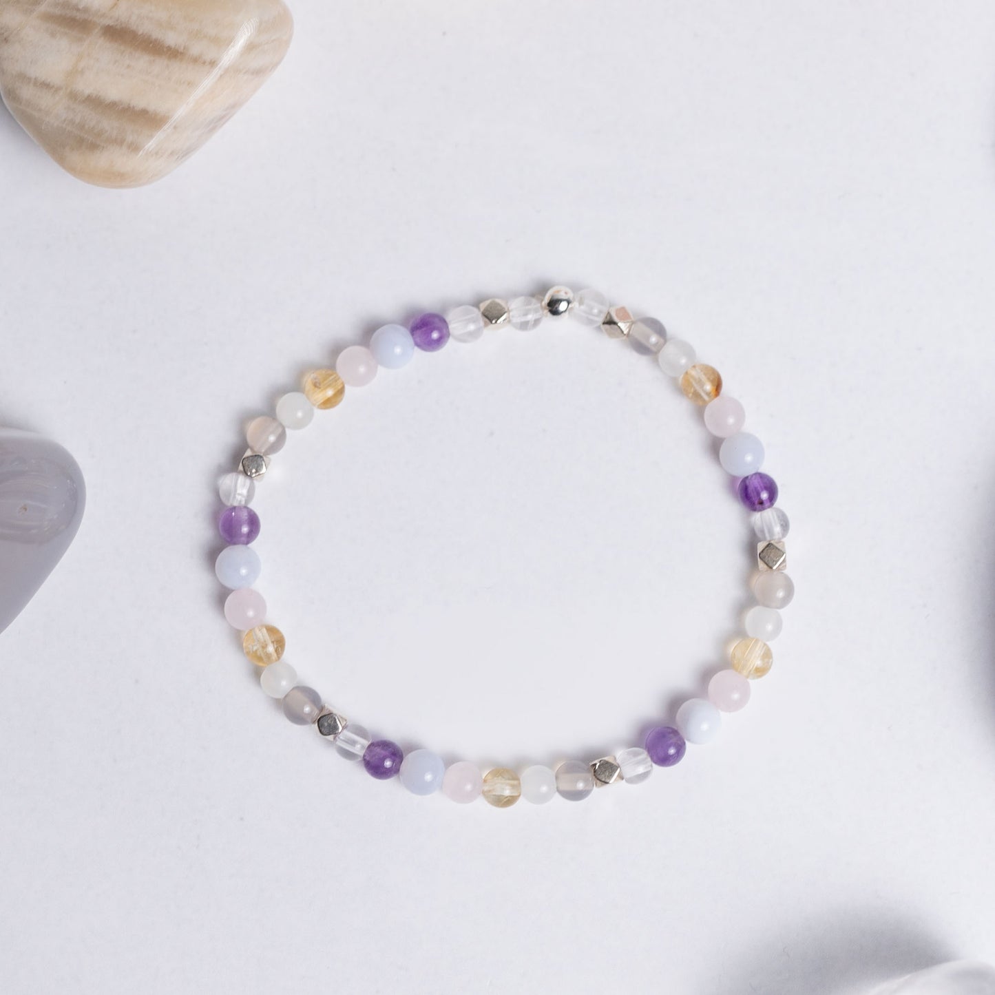 Chakra Armband mit 4mm Perlen – sieben Edelsteine für Harmonie, Balance und die Aktivierung aller Chakren