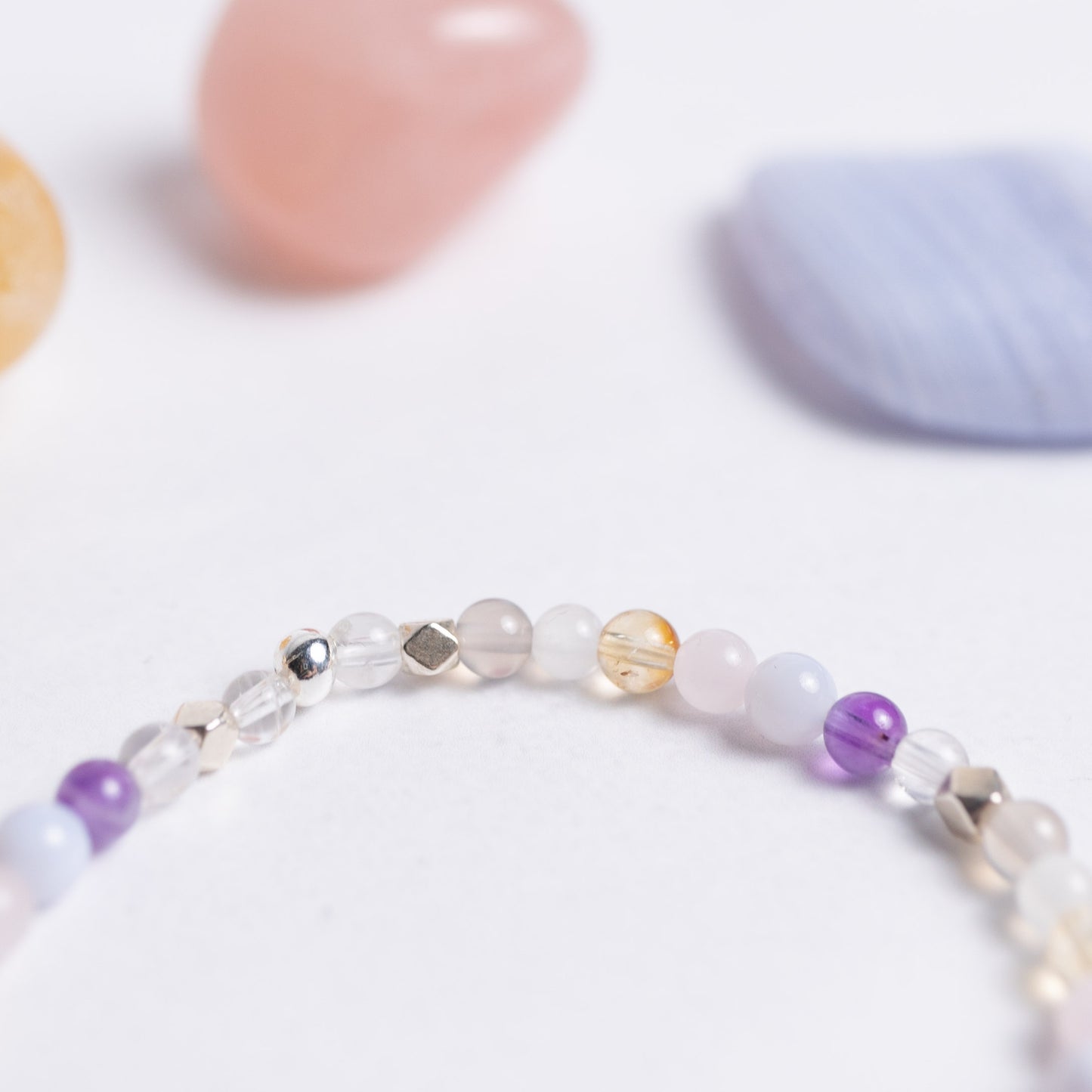 Chakra Armband mit 4mm Perlen – sieben Edelsteine für Harmonie, Balance und die Aktivierung aller Chakren