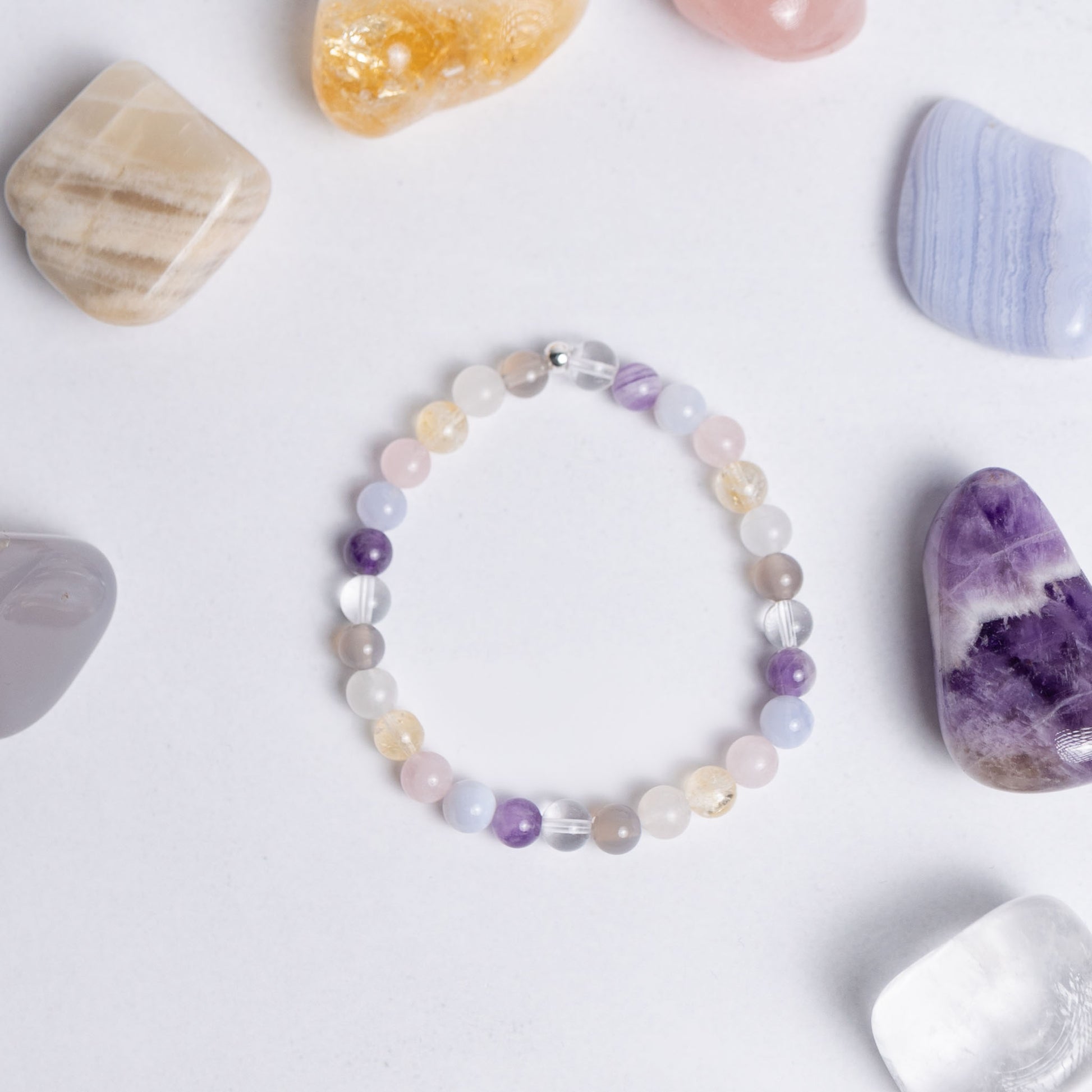 Chakra Armband mit 6mm Perlen – handgefertigter Schmuck mit 7 Edelsteinen zur Unterstützung von Energiezentren und innerem Gleichgewicht