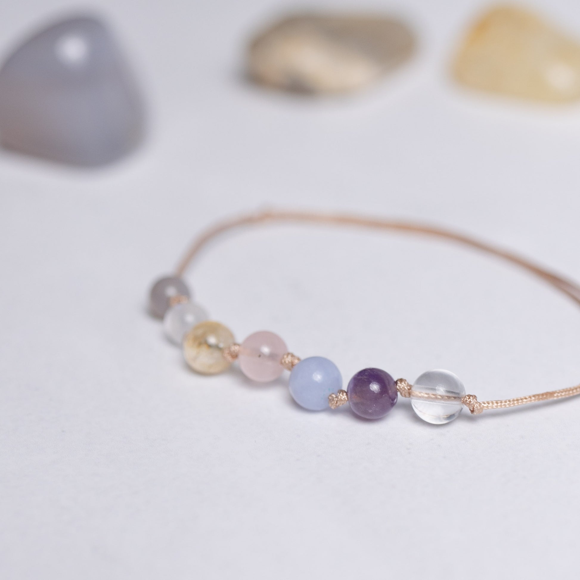 Chakra Armband mit Nylonband und je einer 6mm Perle aus sieben Edelsteinen – feiner Talisman für Ausgeglichenheit und Energiefluss
