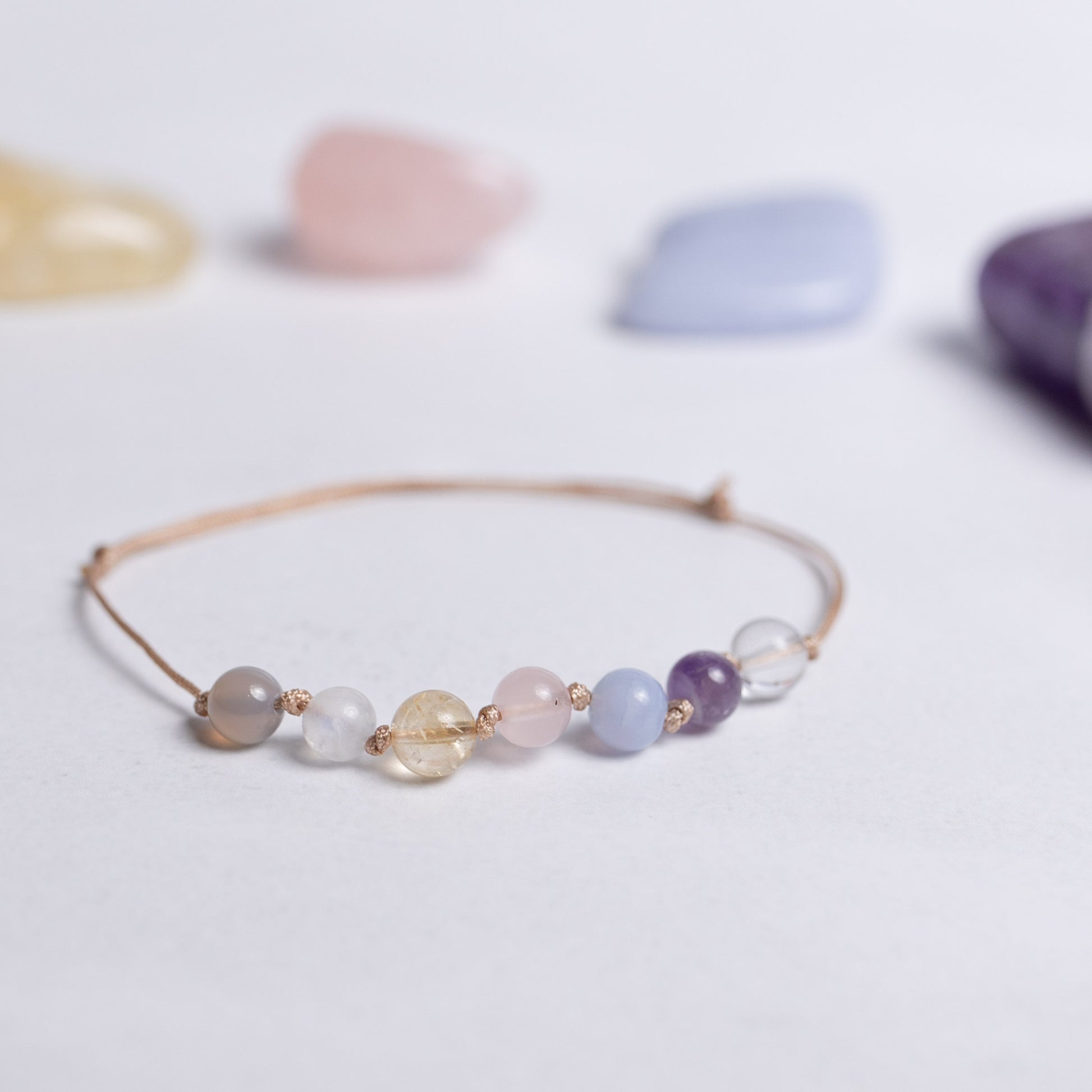 Chakra Armband mit Nylonband und je einer 6mm Perle aus sieben Edelsteinen – feiner Talisman für Ausgeglichenheit und Energiefluss