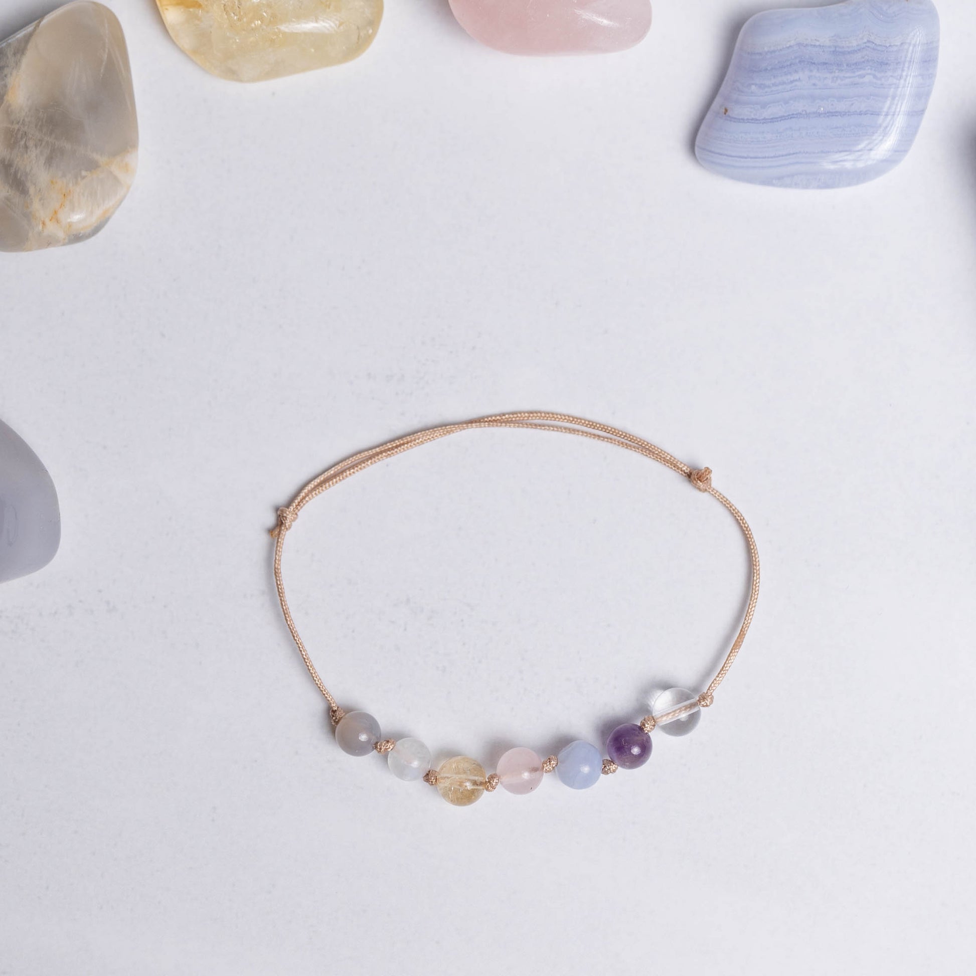Chakra Armband mit Nylonband und je einer 6mm Perle aus sieben Edelsteinen – feiner Talisman für Ausgeglichenheit und Energiefluss