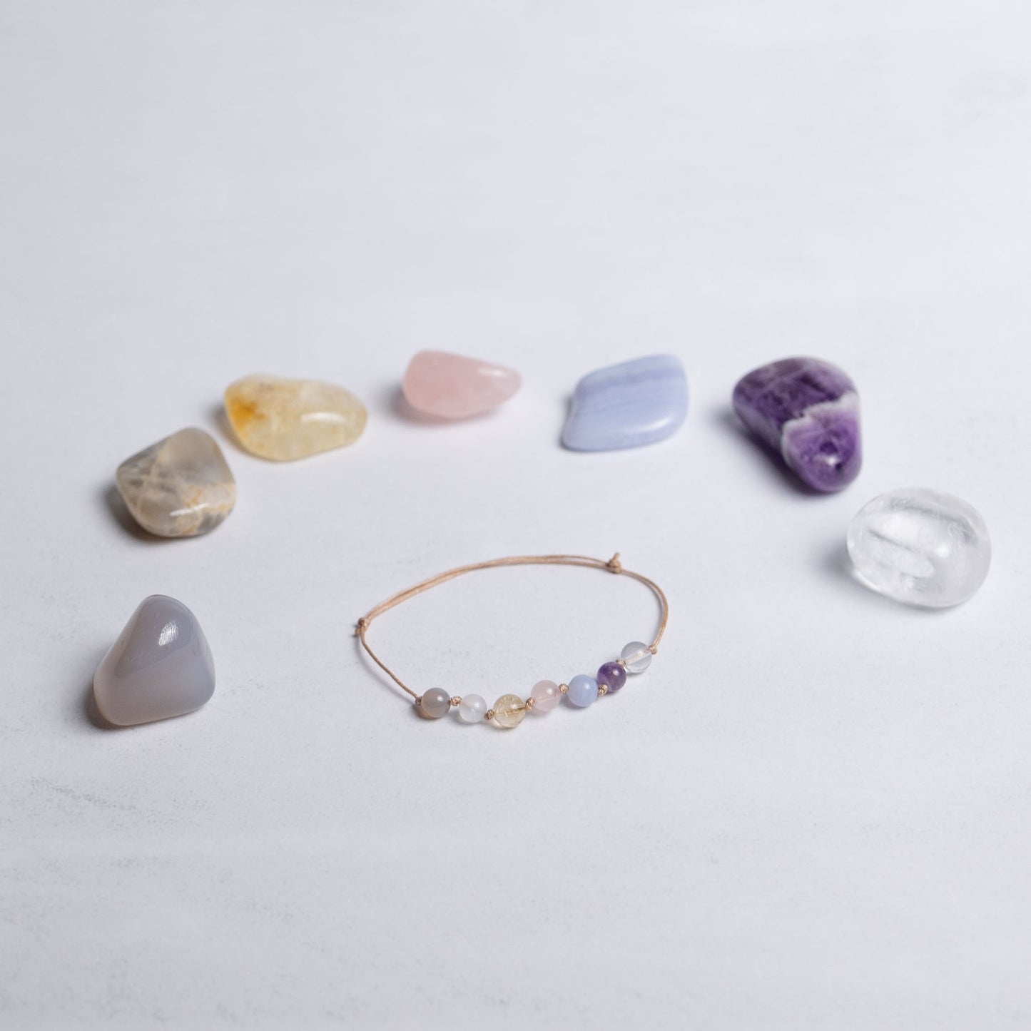 Chakra Armband mit Nylonband und je einer 6mm Perle aus sieben Edelsteinen – feiner Talisman für Ausgeglichenheit und Energiefluss