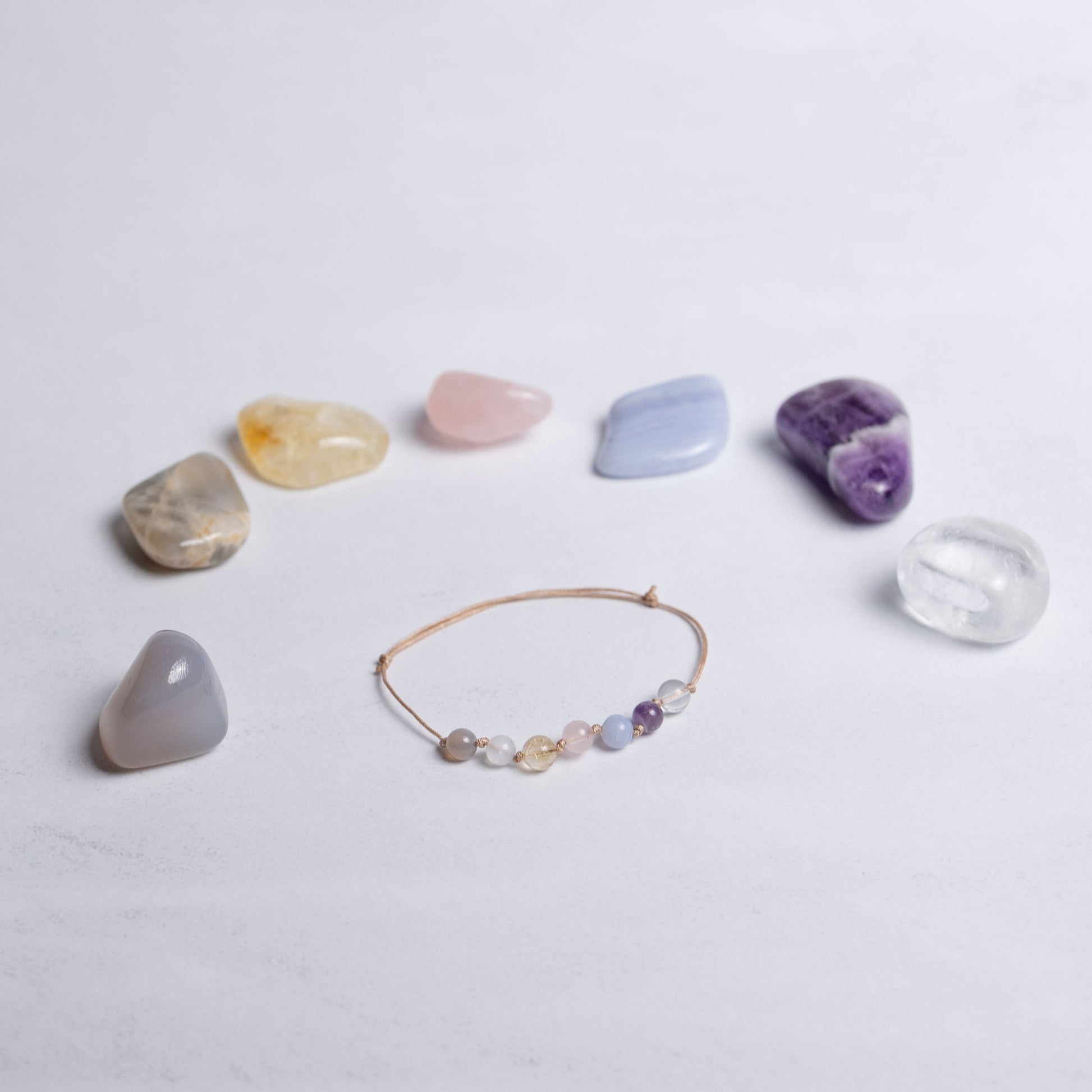 Chakra Armband mit Nylonband und je einer 6mm Perle aus sieben Edelsteinen – feiner Talisman für Ausgeglichenheit und Energiefluss