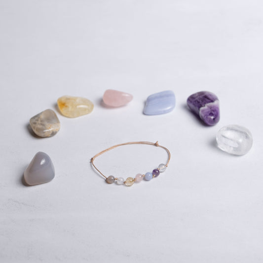 Chakra Armband mit Nylonband und je einer 6mm Perle aus sieben Edelsteinen – feiner Talisman für Ausgeglichenheit und Energiefluss
