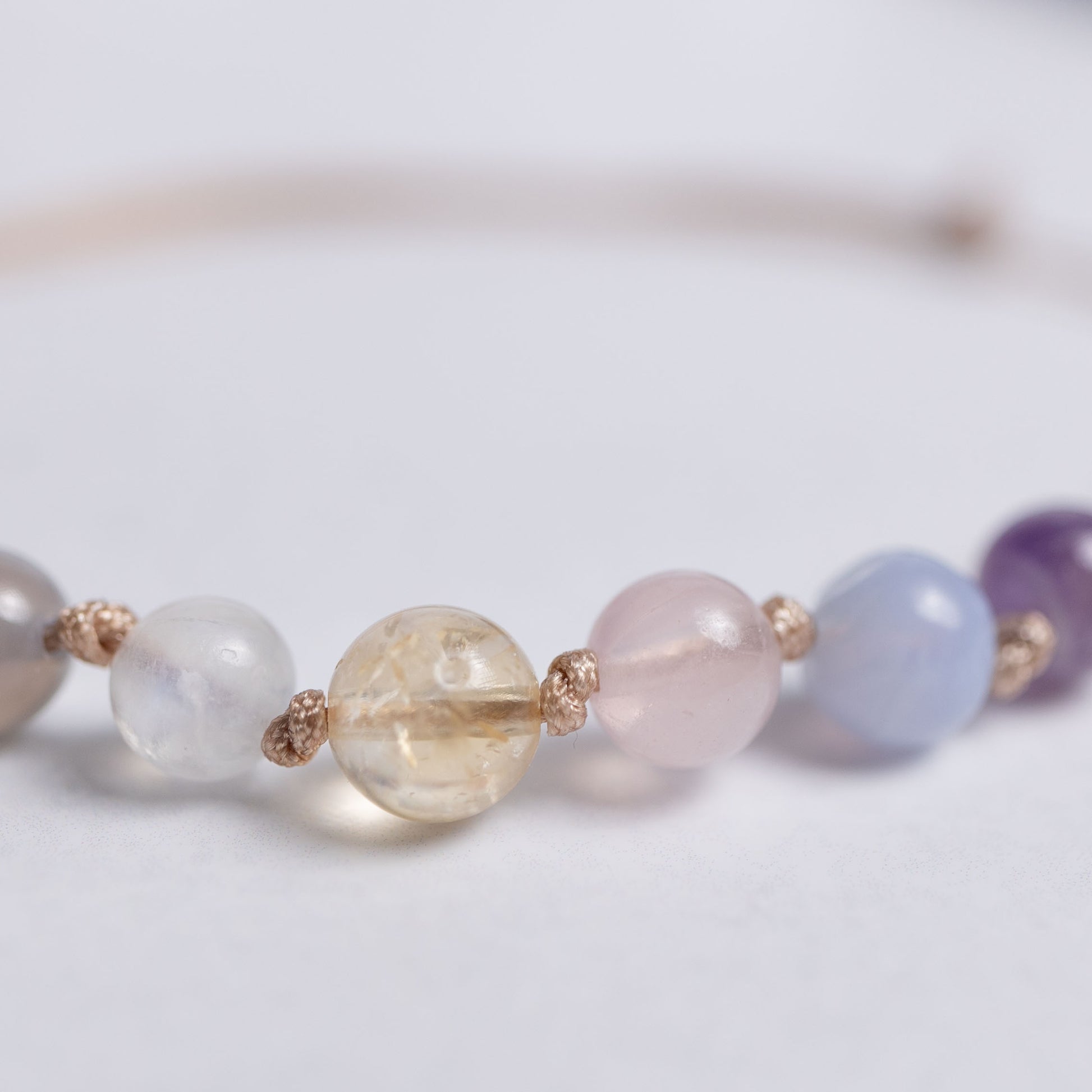 Chakra Armband mit Nylonband und je einer 6mm Perle aus sieben Edelsteinen – feiner Talisman für Ausgeglichenheit und Energiefluss