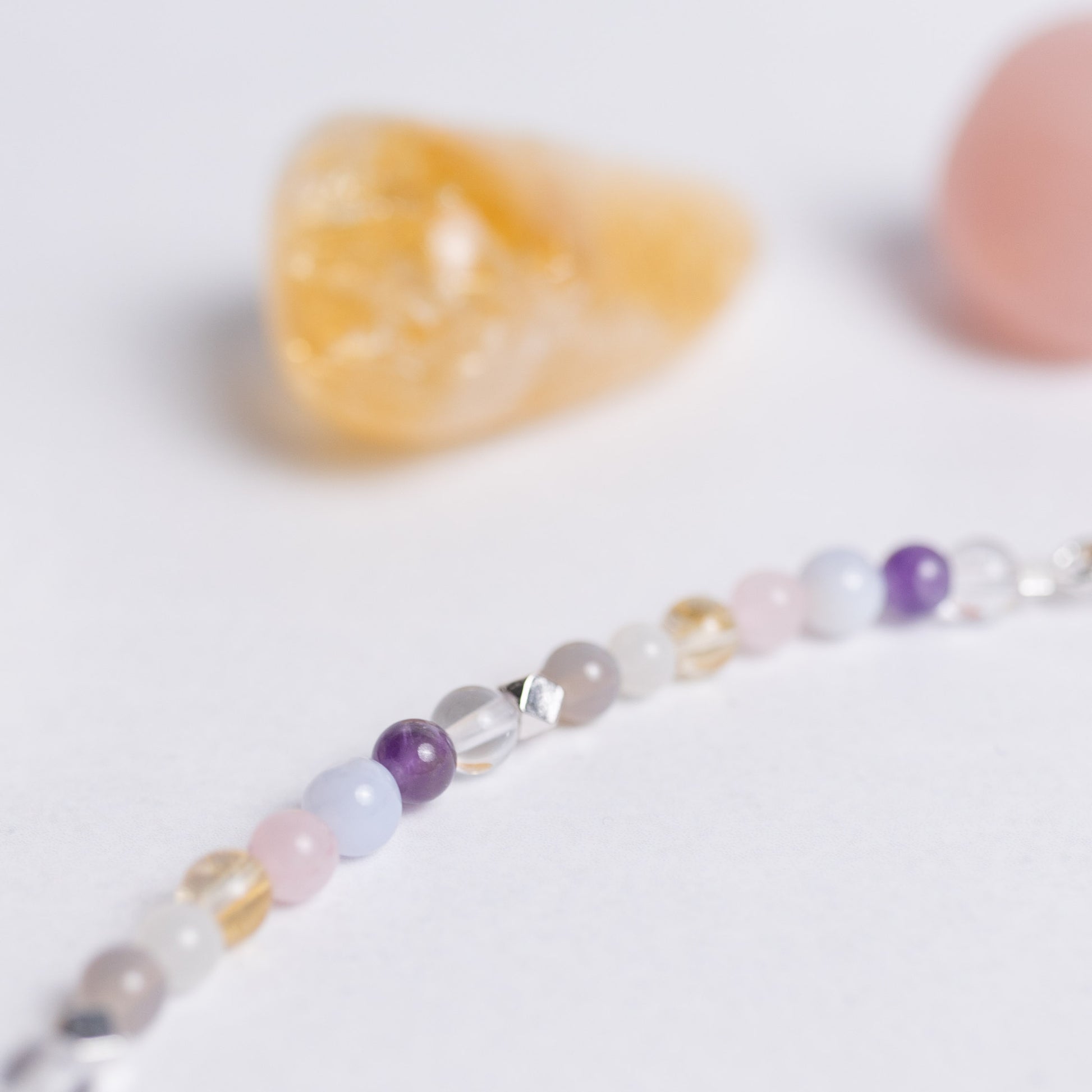 Chakra Kette mit 4mm Perlen aus sieben Edelsteinen – Edelsteinschmuck für Klarheit, Balance und spirituelles Wachstum