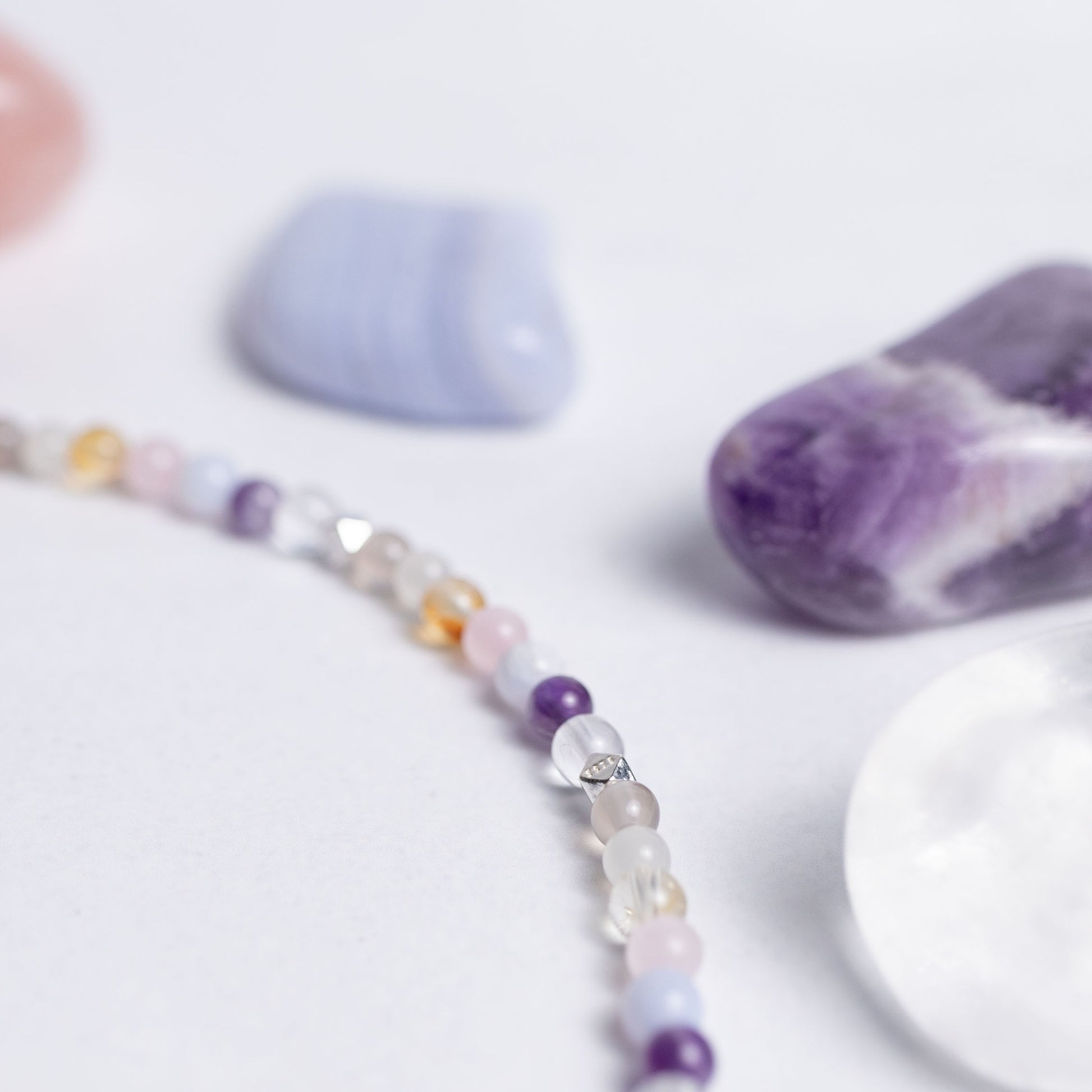 Chakra Kette mit 4mm Perlen aus sieben Edelsteinen – Edelsteinschmuck für Klarheit, Balance und spirituelles Wachstum
