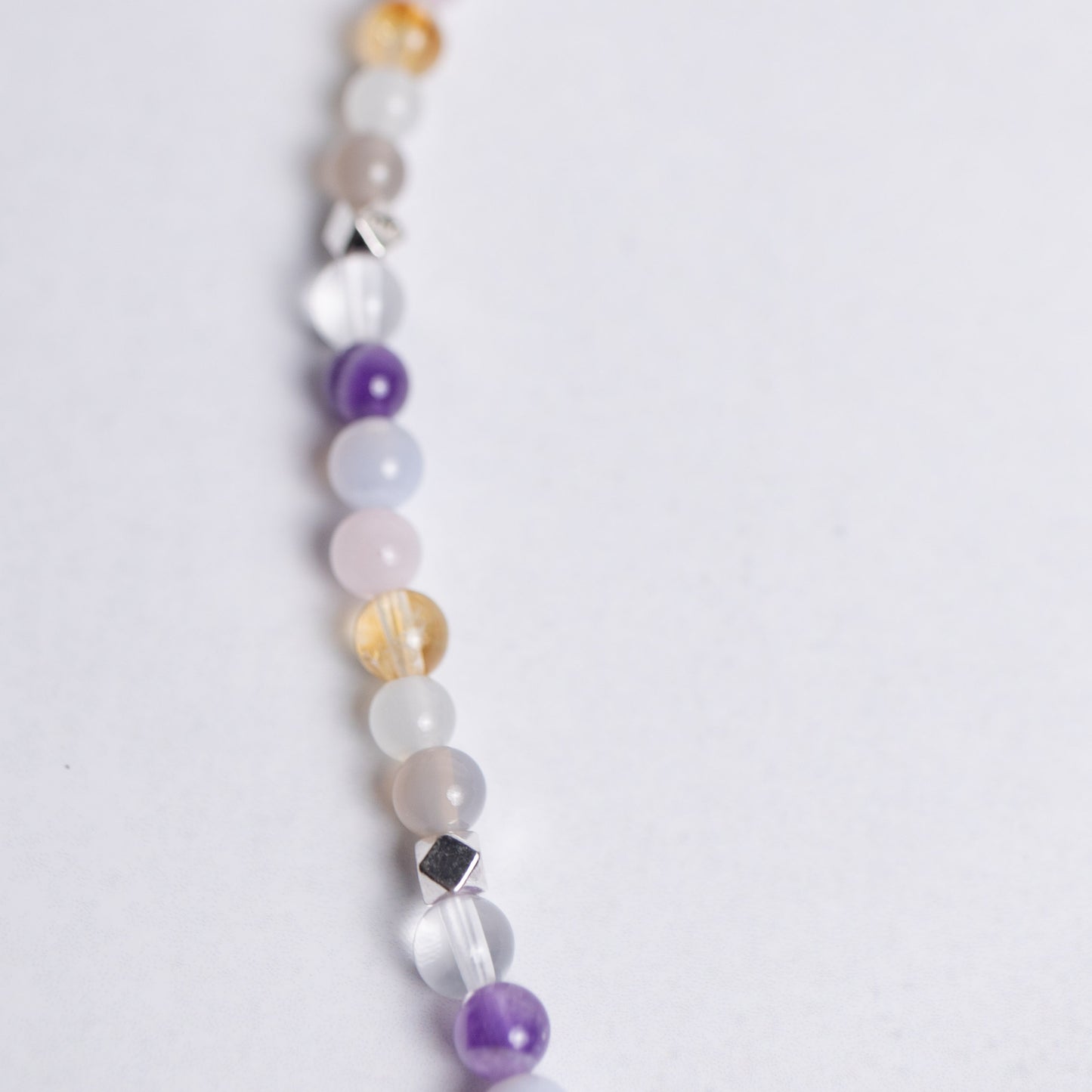 Chakra Kette mit 4mm Perlen aus sieben Edelsteinen – Edelsteinschmuck für Klarheit, Balance und spirituelles Wachstum