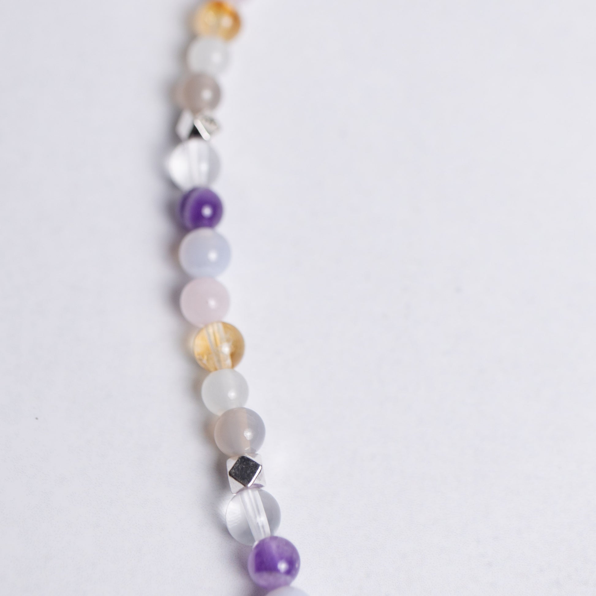 Chakra Kette mit 4mm Perlen aus sieben Edelsteinen – Edelsteinschmuck für Klarheit, Balance und spirituelles Wachstum