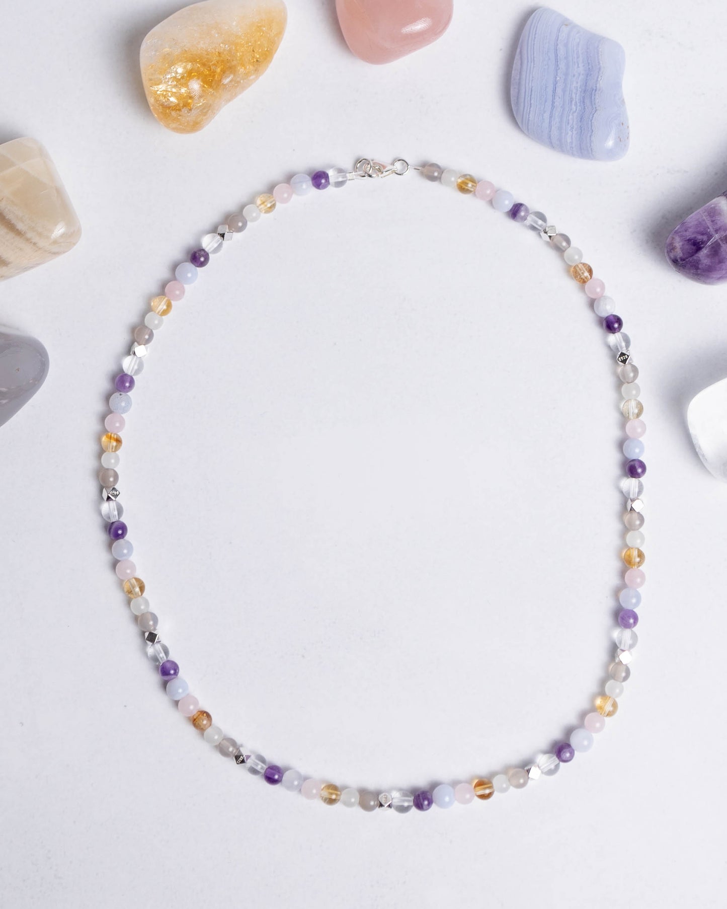 Chakra Kette mit 4mm Perlen aus sieben Edelsteinen – Edelsteinschmuck für Klarheit, Balance und spirituelles Wachstum